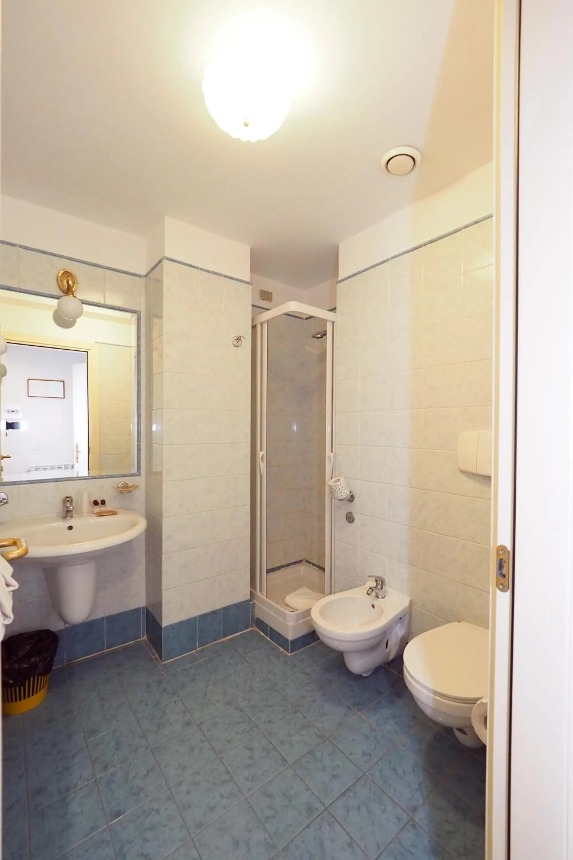 Shower in Hotel Laura