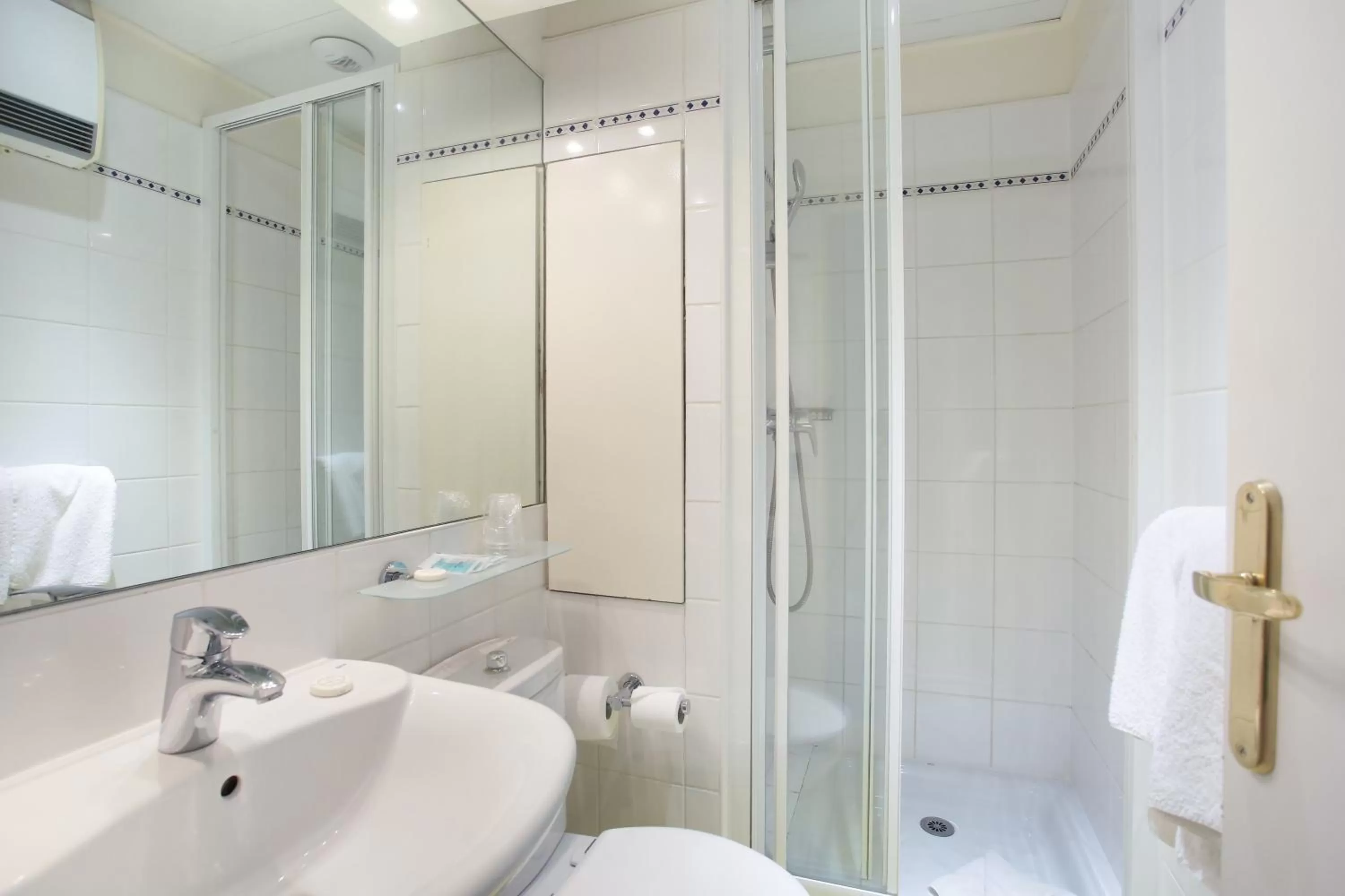 Shower in Hotel Lautrec Opera