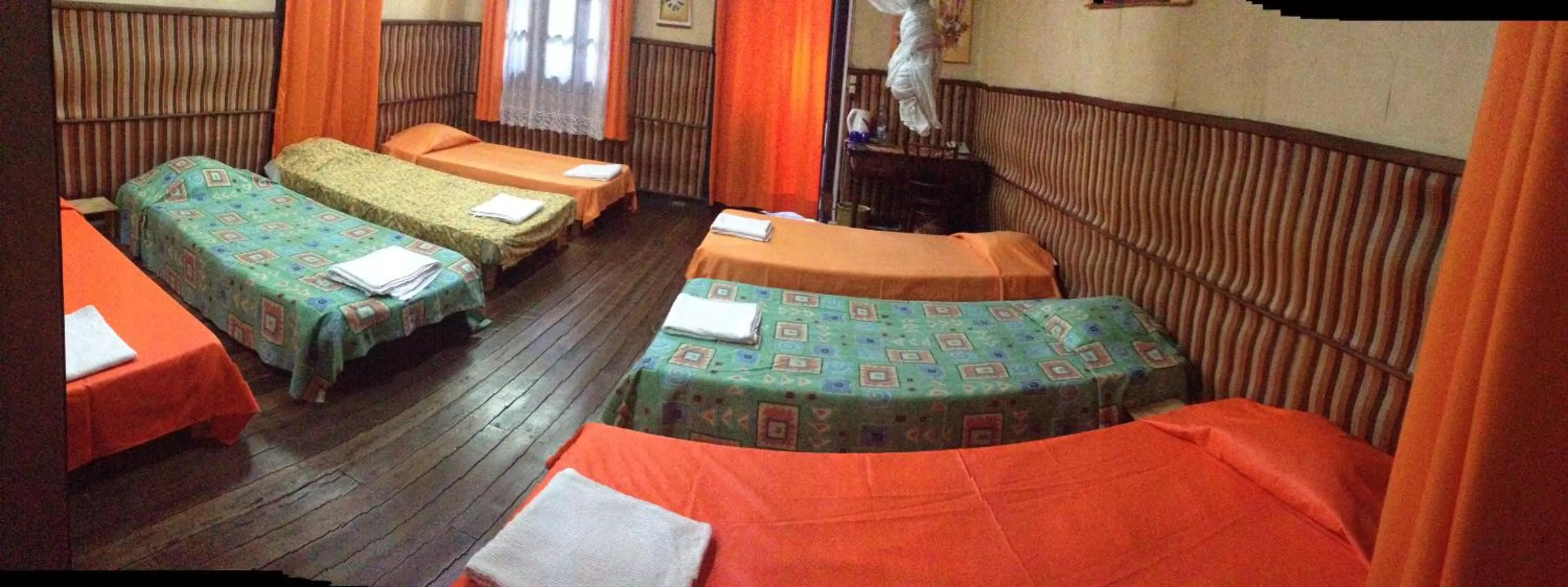 Shower, Bed in TANA-JACARANDA