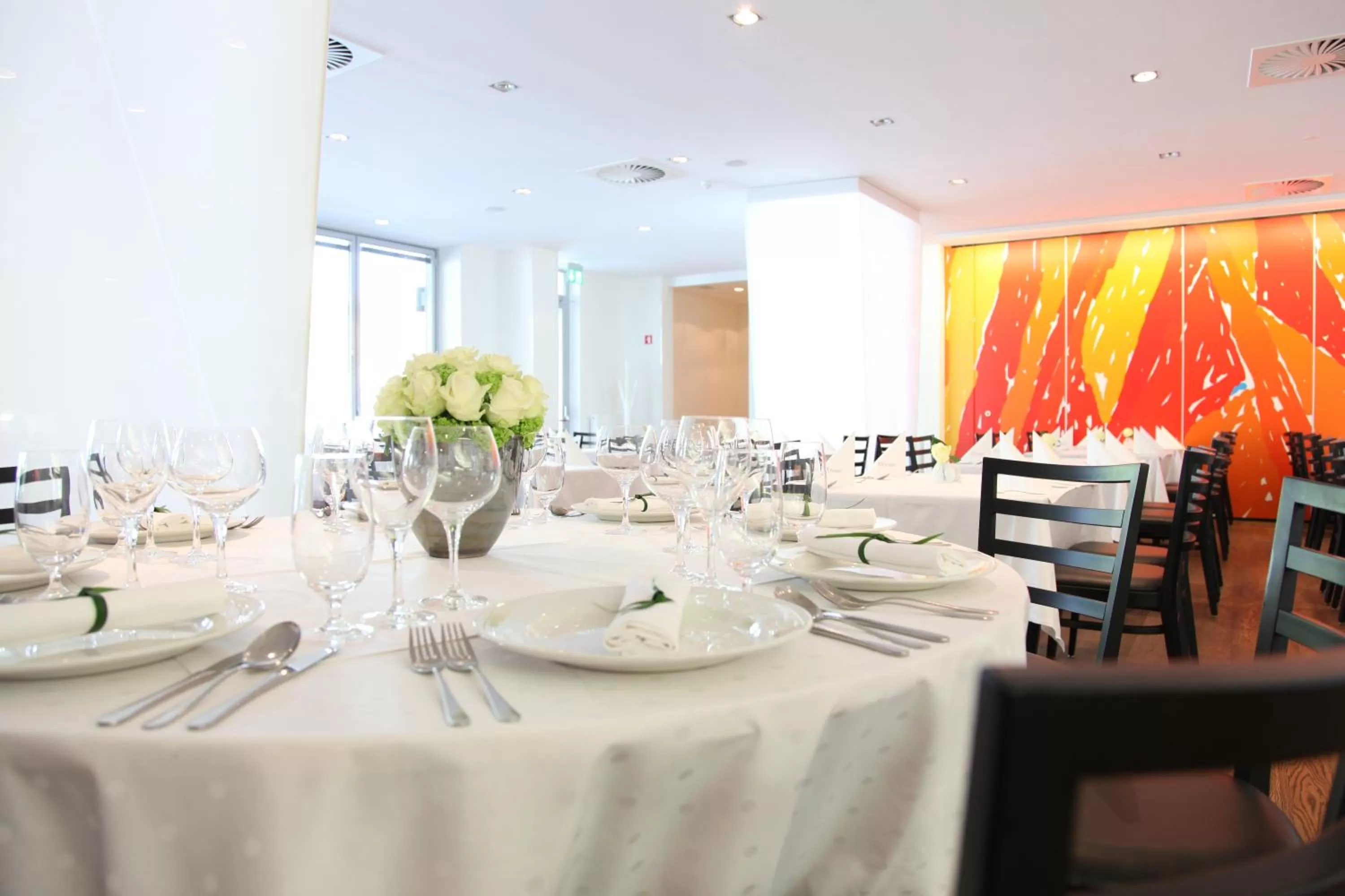 Restaurant/places to eat in M Hotel