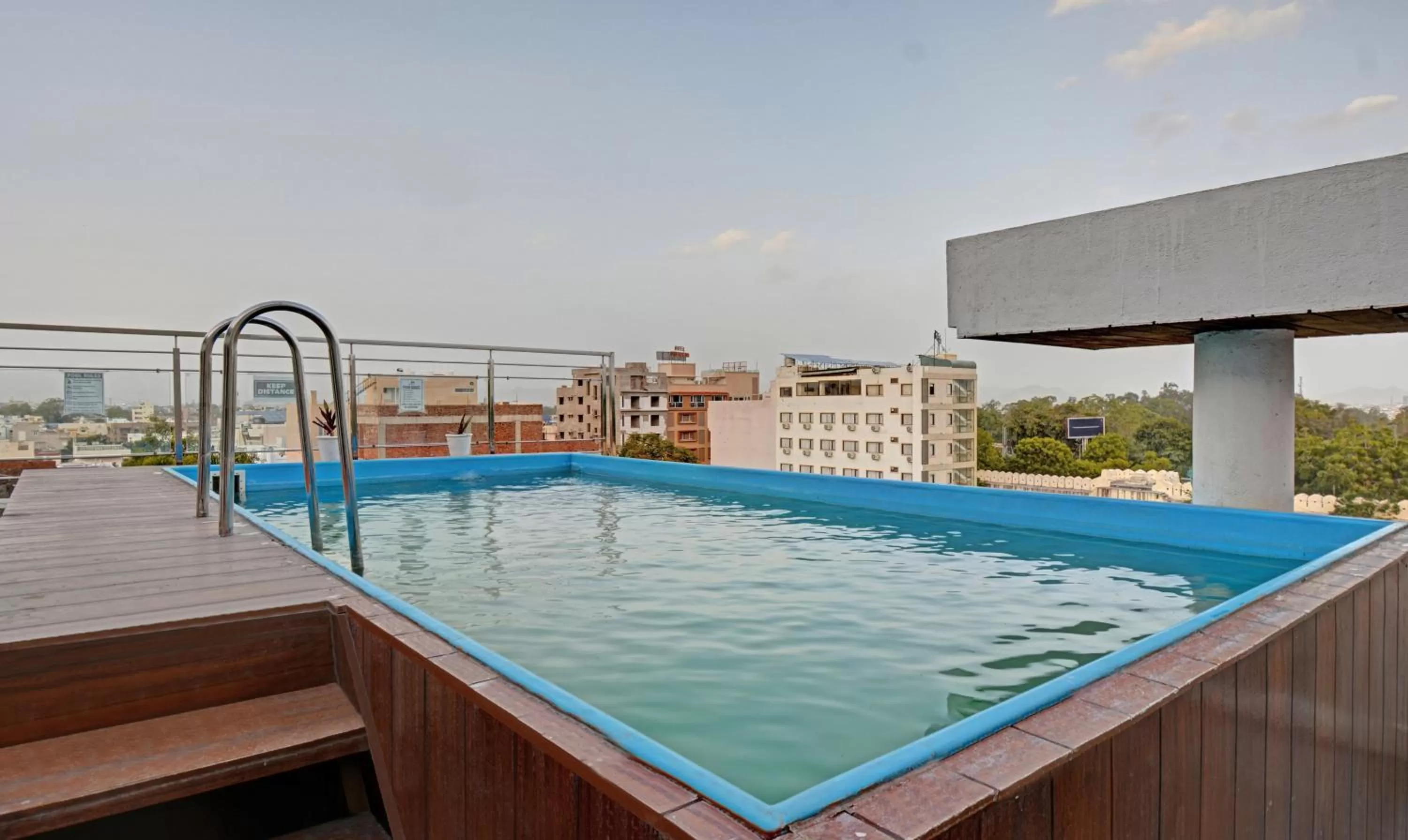 Swimming pool in Tripli Hotels Le Shelton