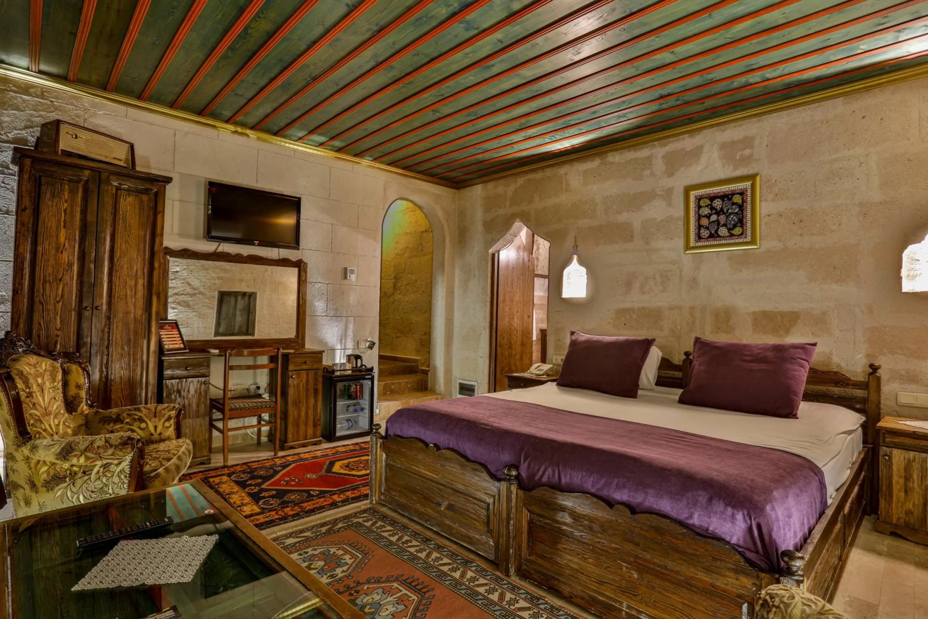 Photo of the whole room, Bed in Hidden Cave Hotel