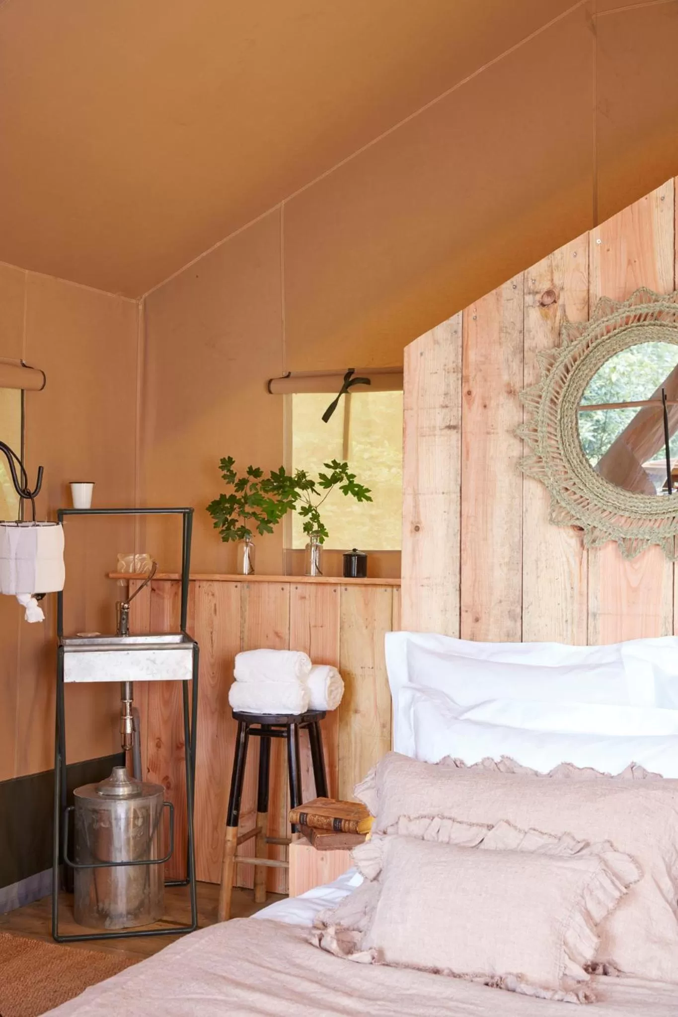 Decorative detail, Bed in Hôtel Domaine de Raba Bordeaux Sud