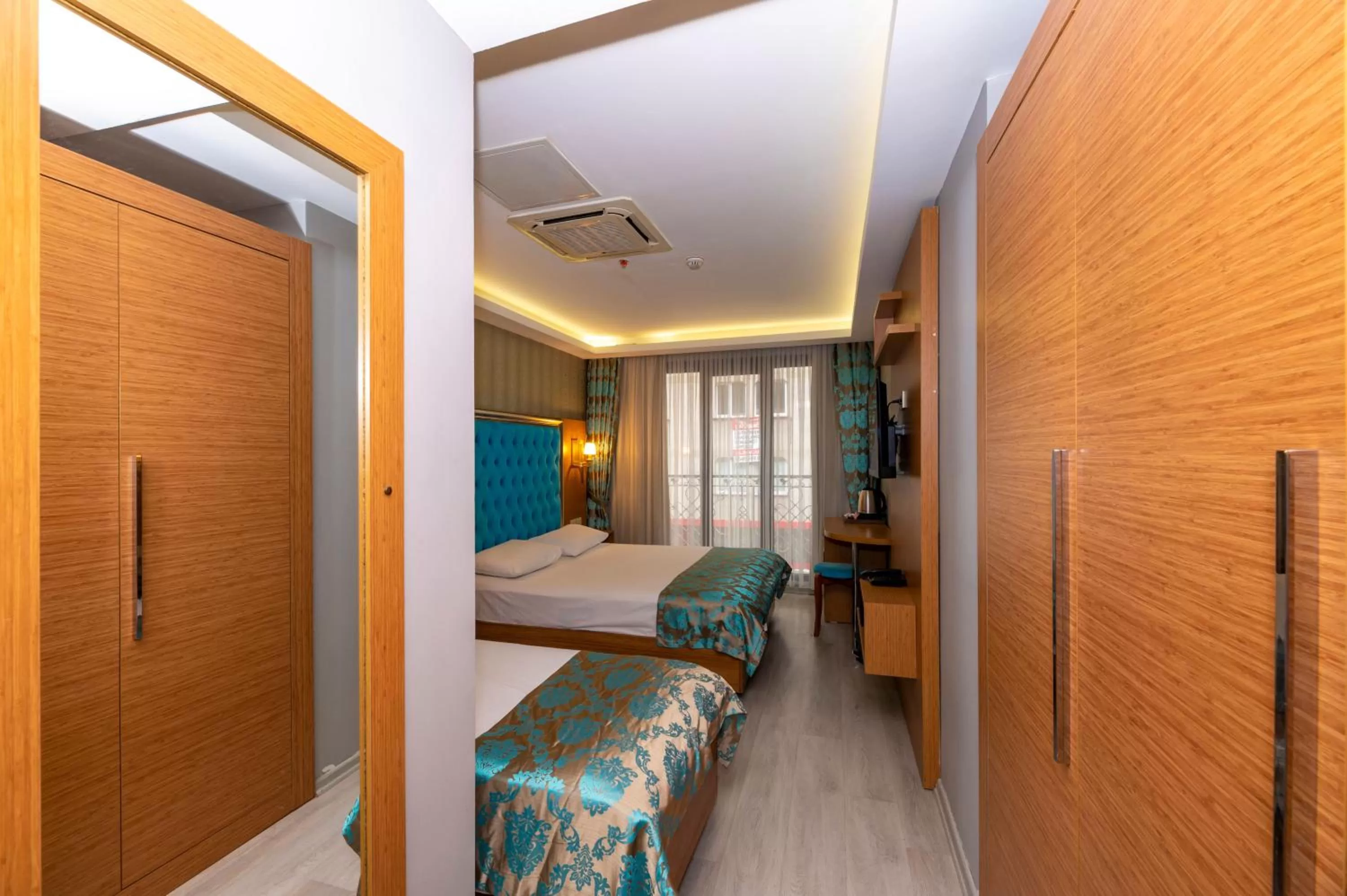 Photo of the whole room, Bed in Grand Palace Hotel