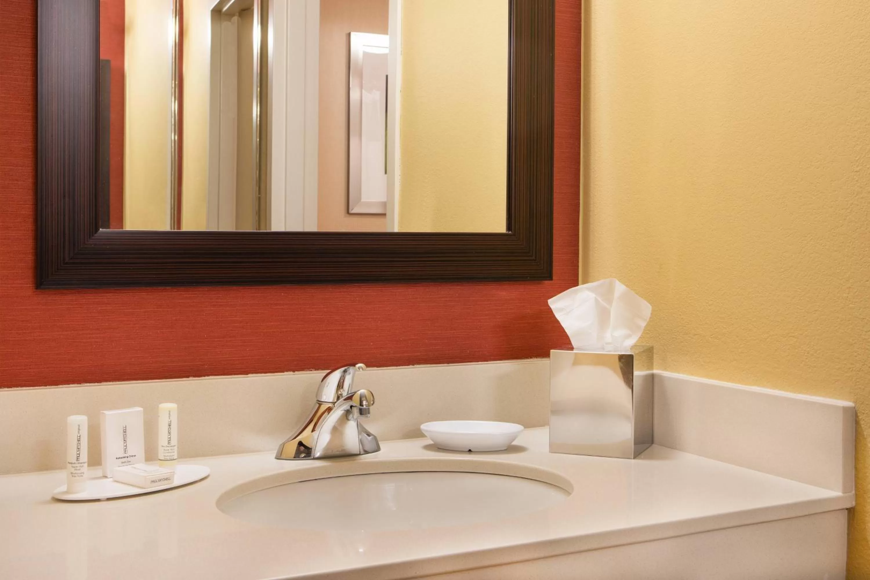 1 Bedroom 2 room Suite, 1 King, Sofa bed in Courtyard Hartford Manchester