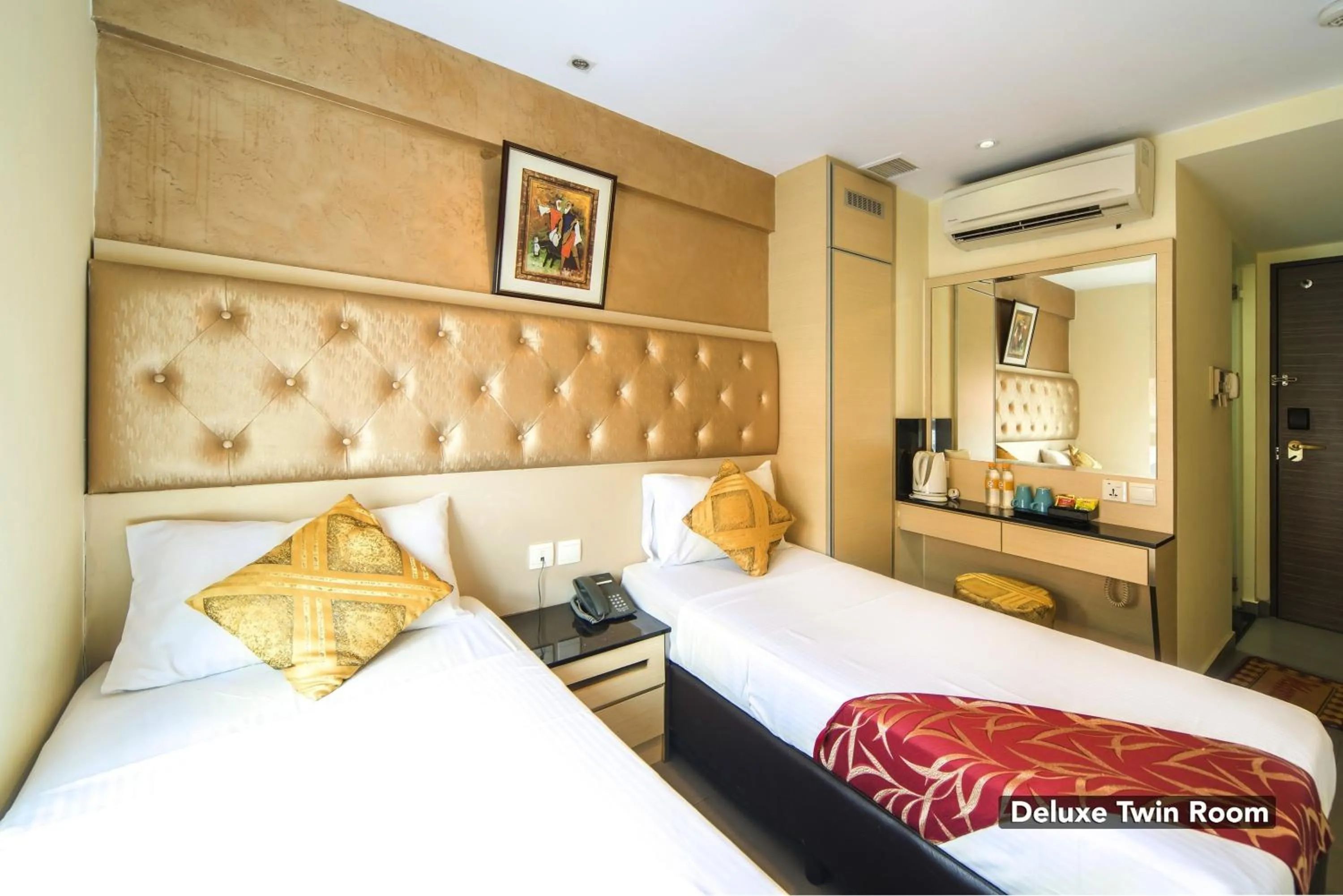 Photo of the whole room, Bed in Sandpiper Hotel Singapore