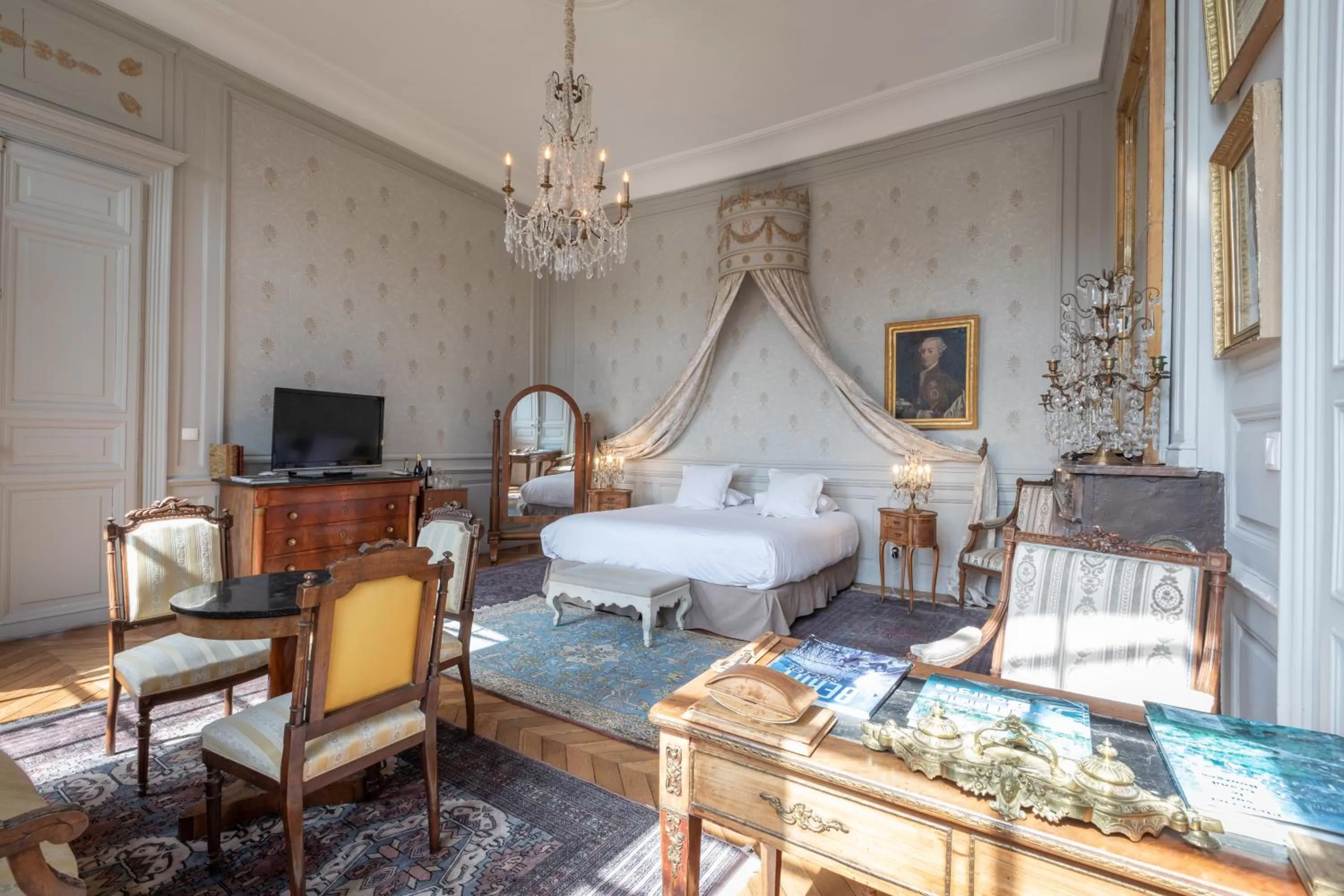 Bed in L'Hotel de Panette, Un exceptionnel château en ville - Chambres historiques, parking - Petit Déjeuner offert