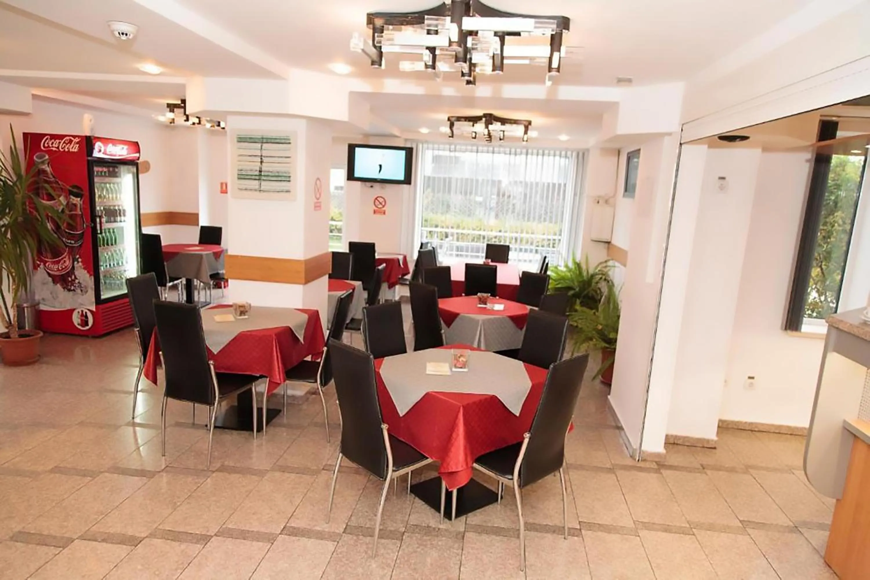 Restaurant/places to eat in Plus Hotel