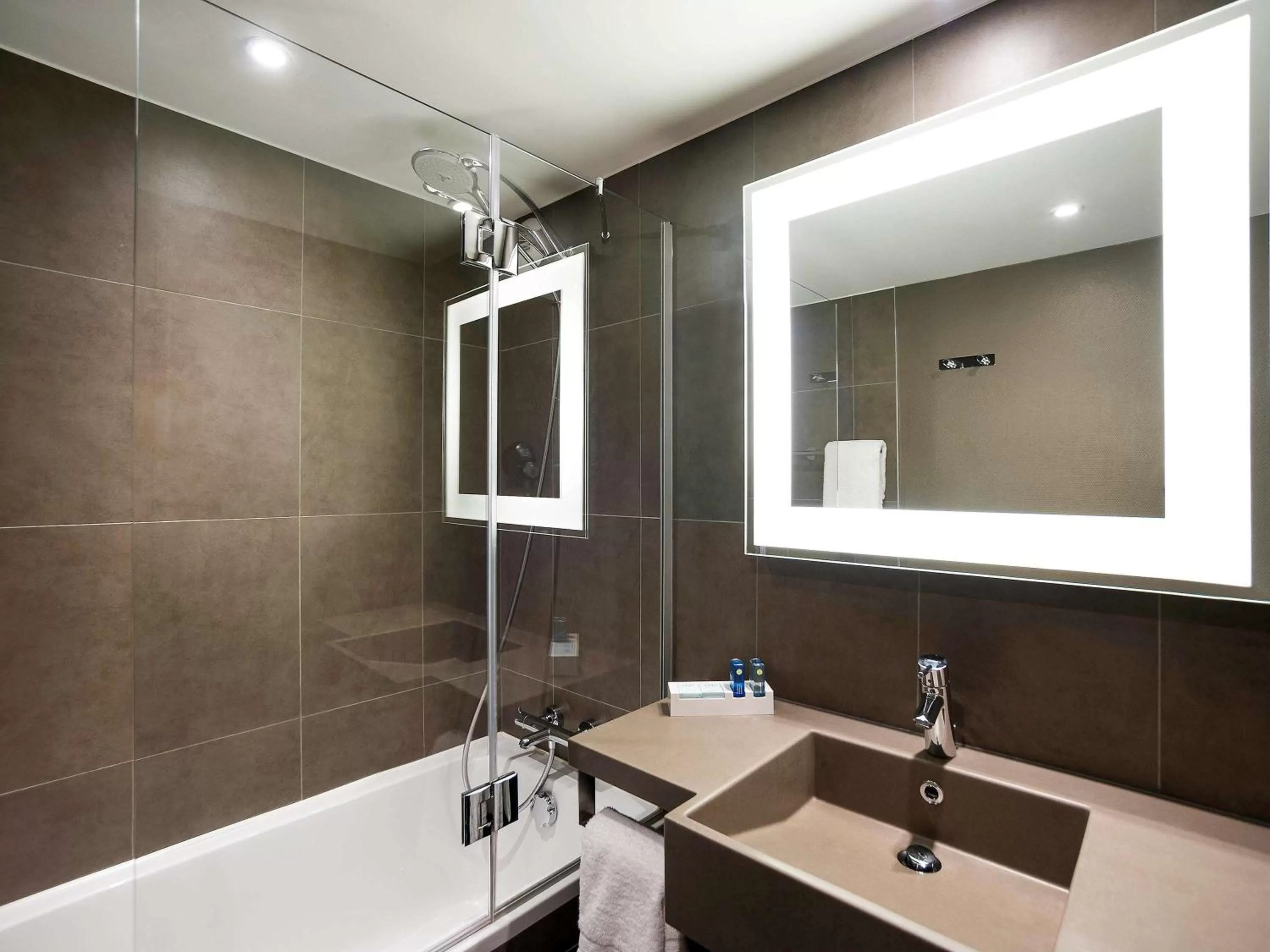 Photo of the whole room in Novotel Gent Centrum