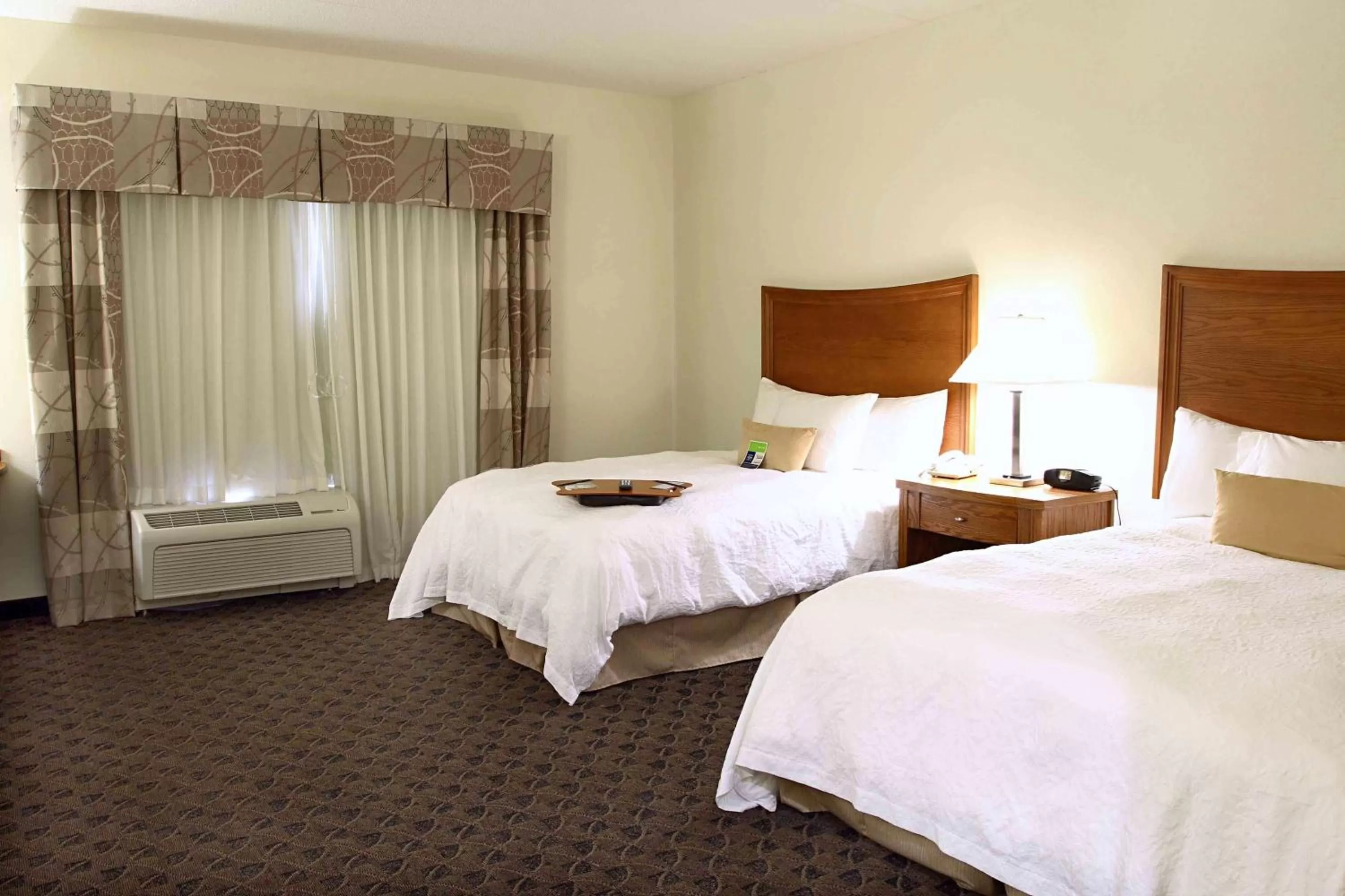 Bed in Hampton Inn & Suites Chesapeake-Square Mall