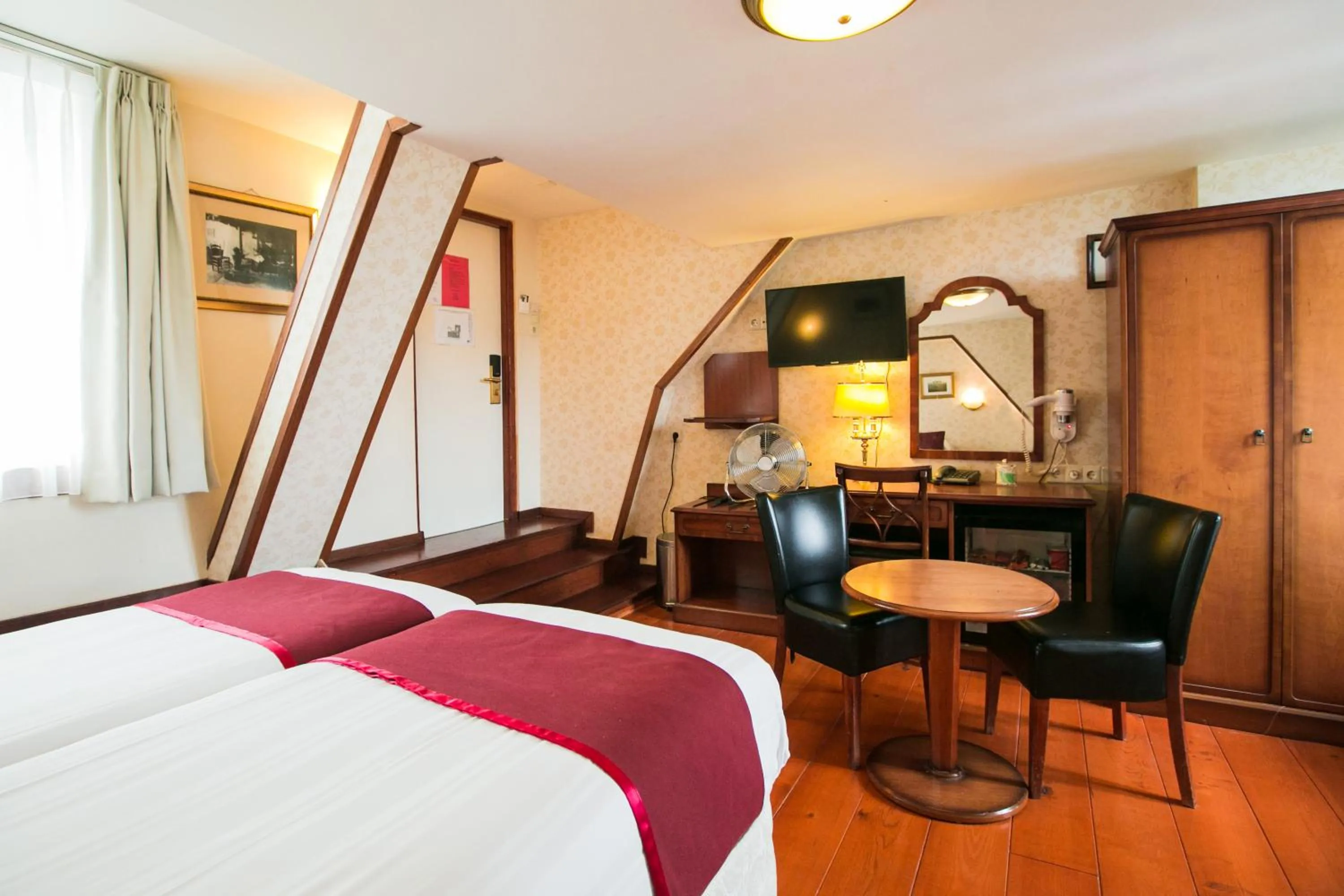 wardrobe, Bed in Hotel Atlanta