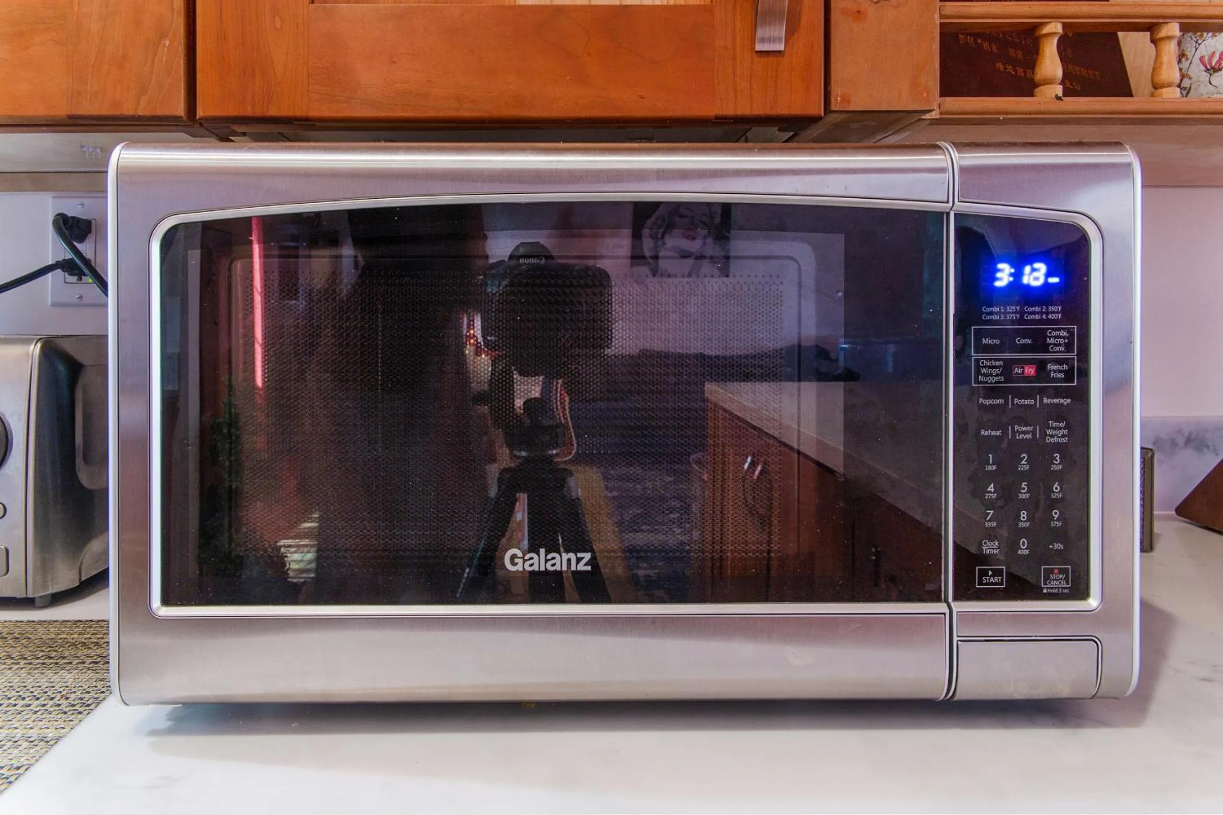 Communal kitchen, TV/Entertainment Center in The Rumi