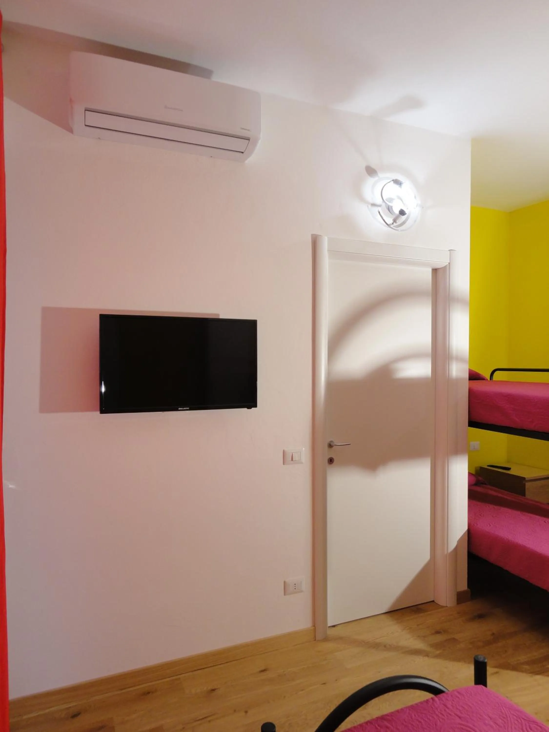 bunk bed, Bed in Pavia Ostello