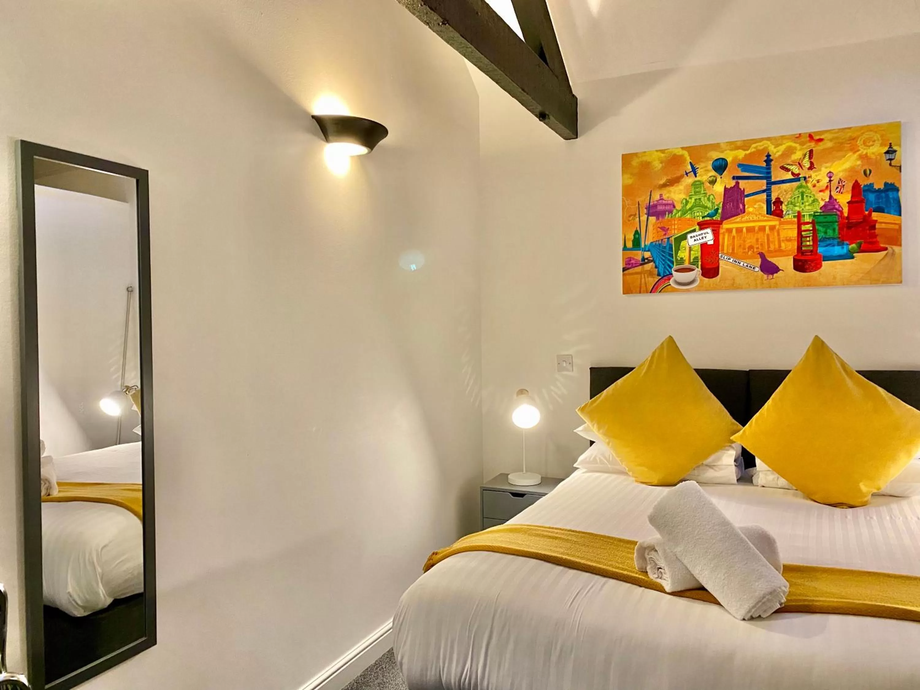 Bedroom, Bed in Crows Hotel