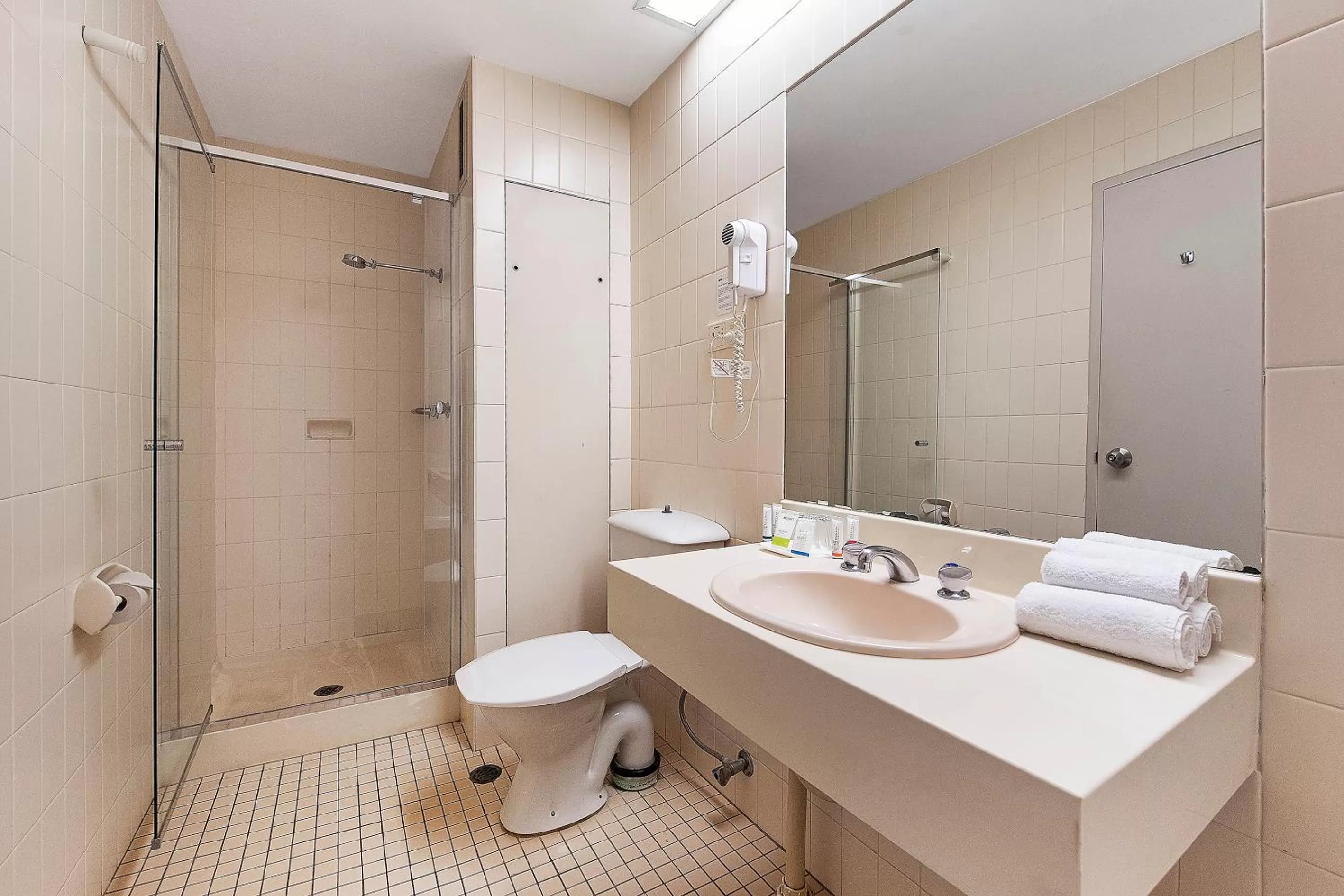 Bathroom in Quality Hotel Ambassador Perth