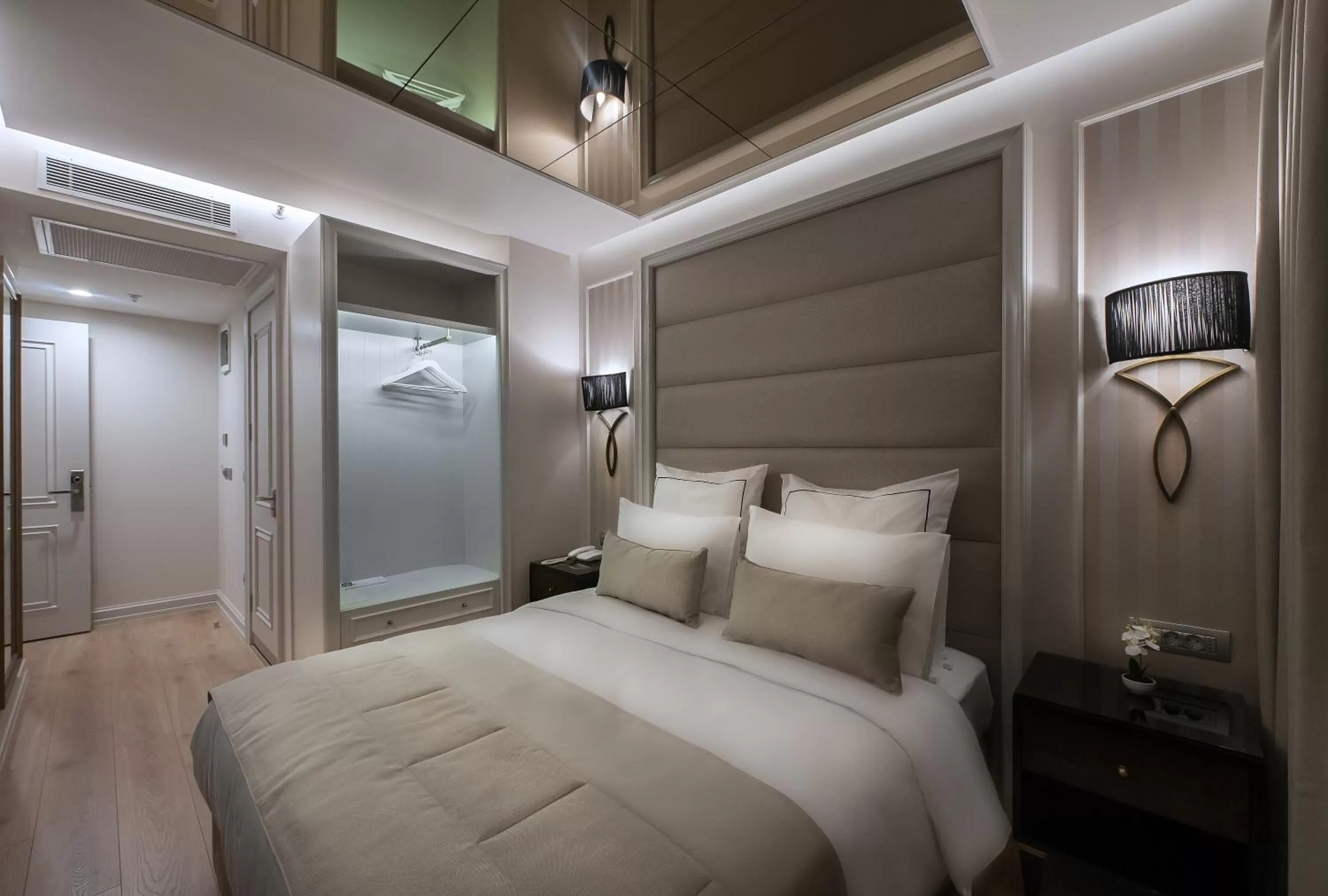 Photo of the whole room, Bed in Le Petit Palace Hotel - Special Category