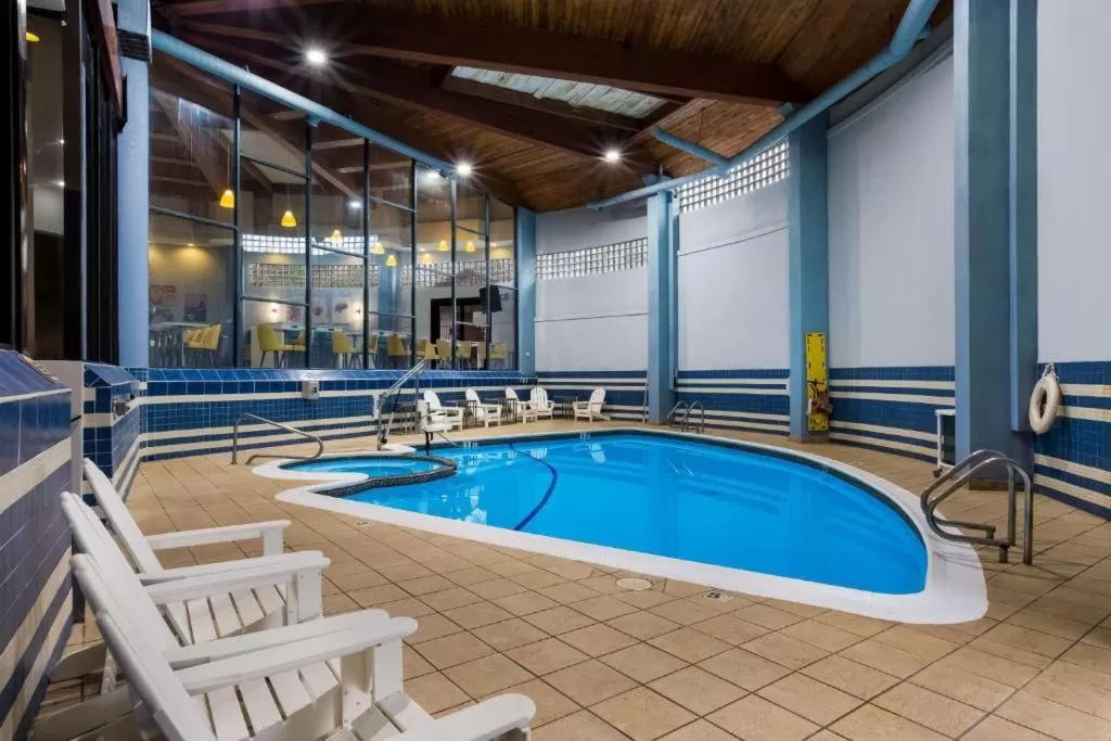 Swimming pool in Best Western Bordentown Inn