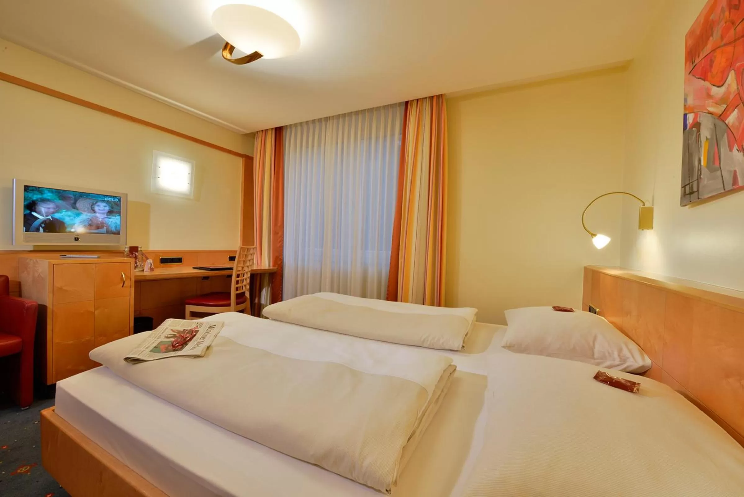 Photo of the whole room, Bed in Hotel Torbräu