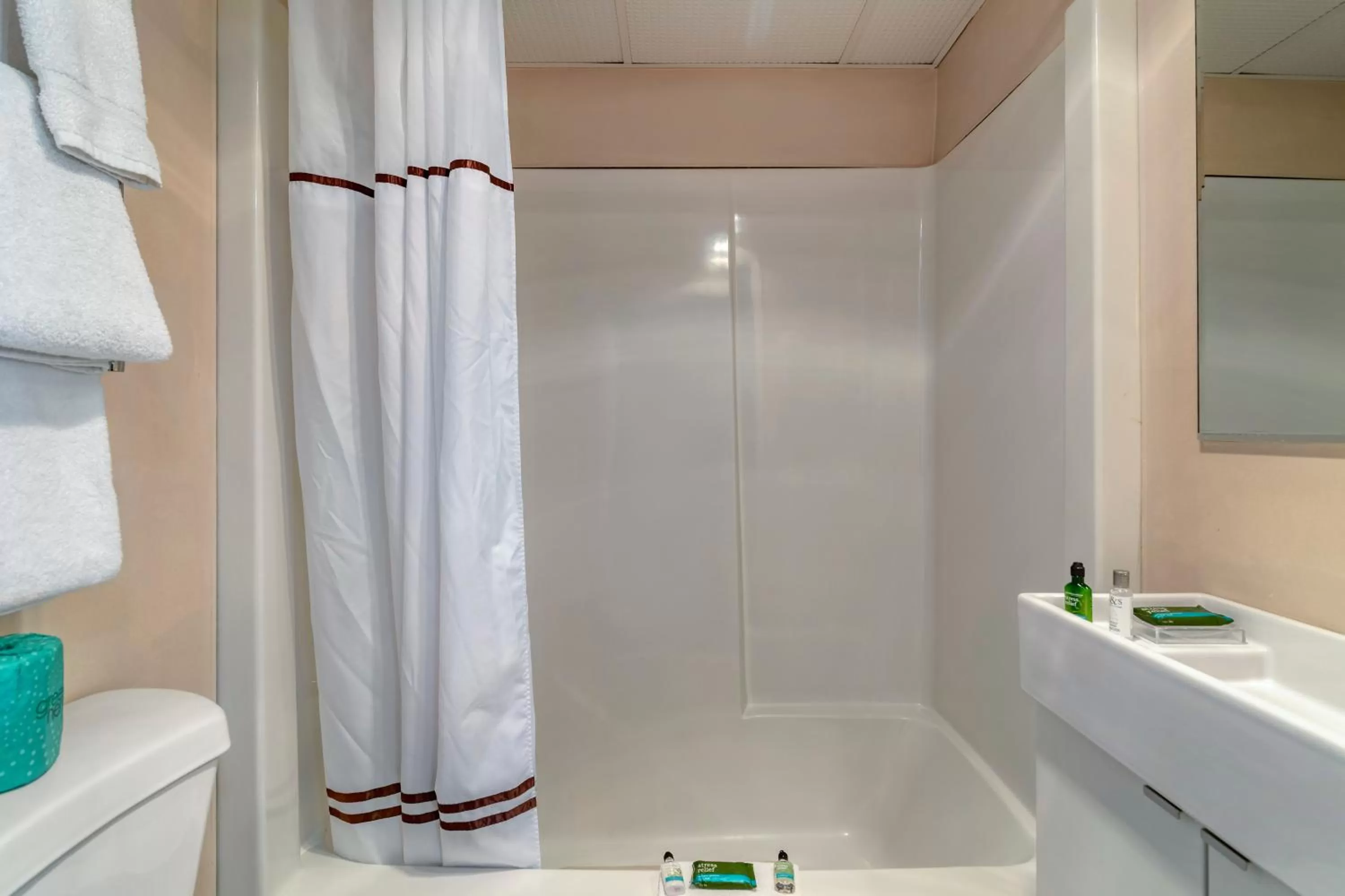 Bathroom in Anchor Inn and Cottages Wells-Ogunquit