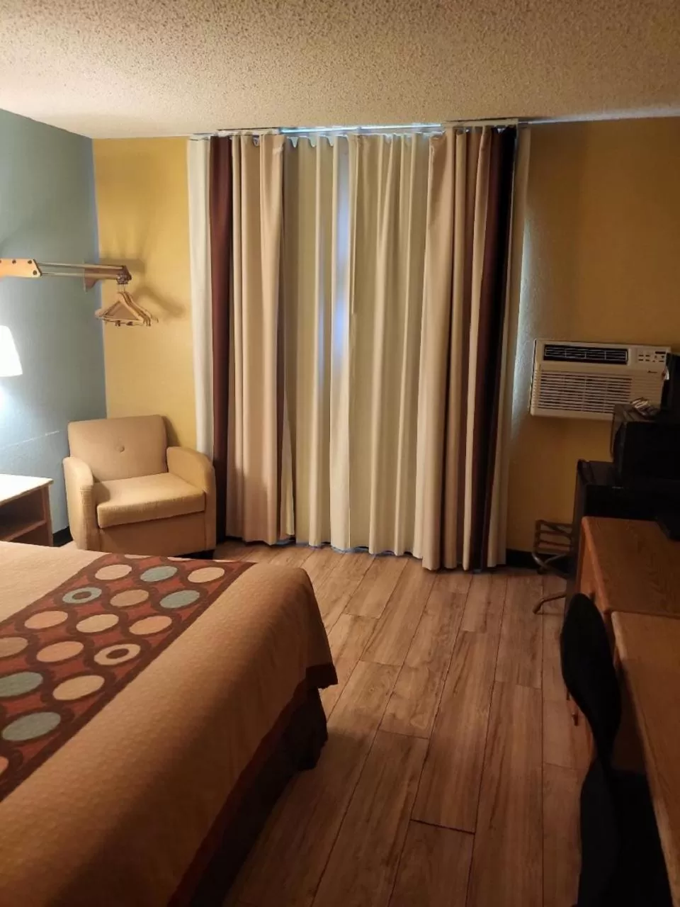 Queen Room - Disability Access/Non-Smoking in Super 8 by Wyndham Raton