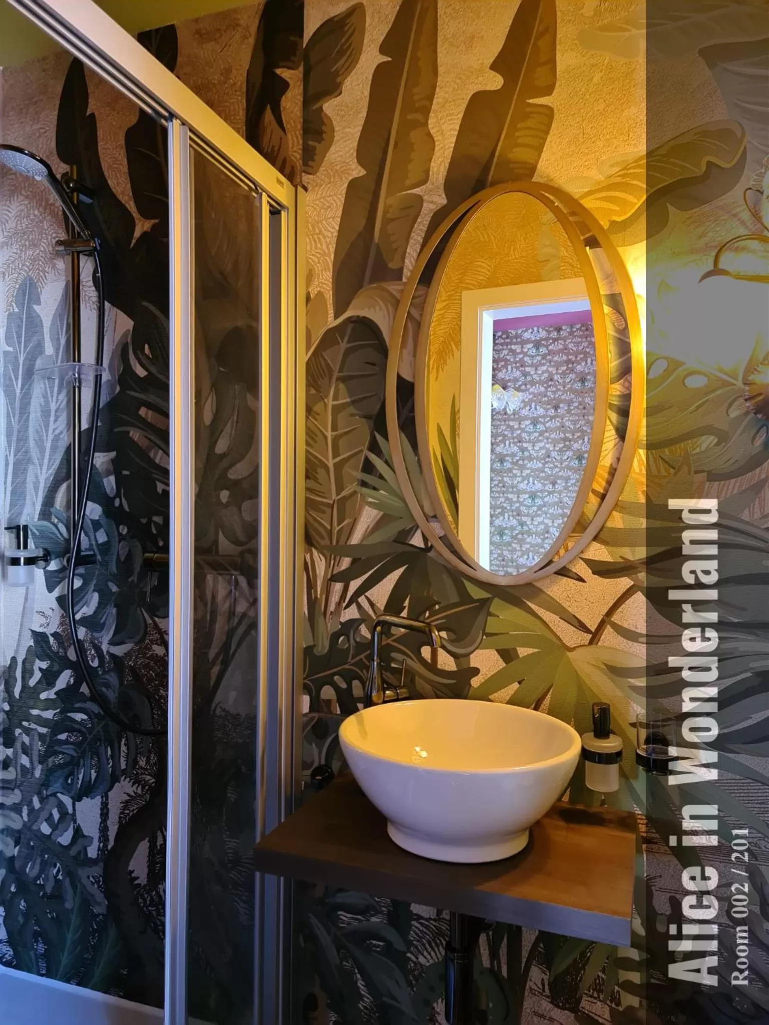 Shower in The Henry Self Check-In Guesthouse