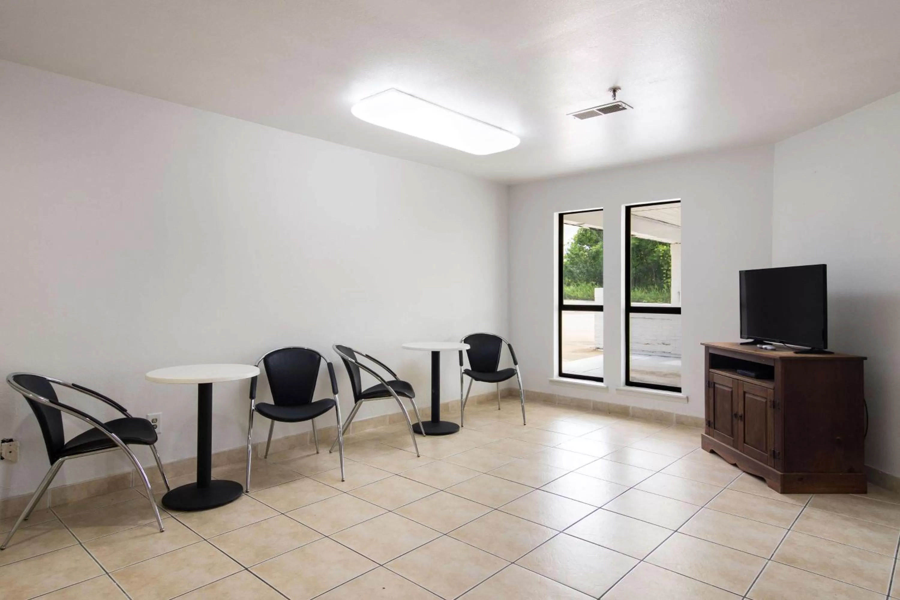 TV and multimedia in Motel 6-Bremen, GA