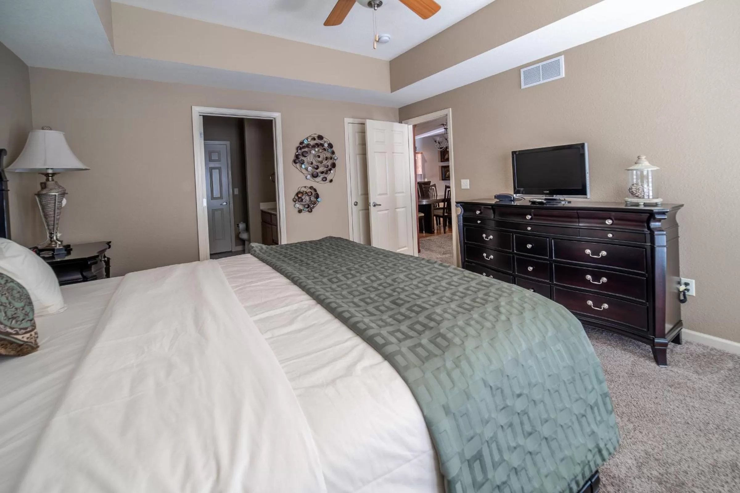 TV and multimedia, Bed in Thousand Hills Golf Resort