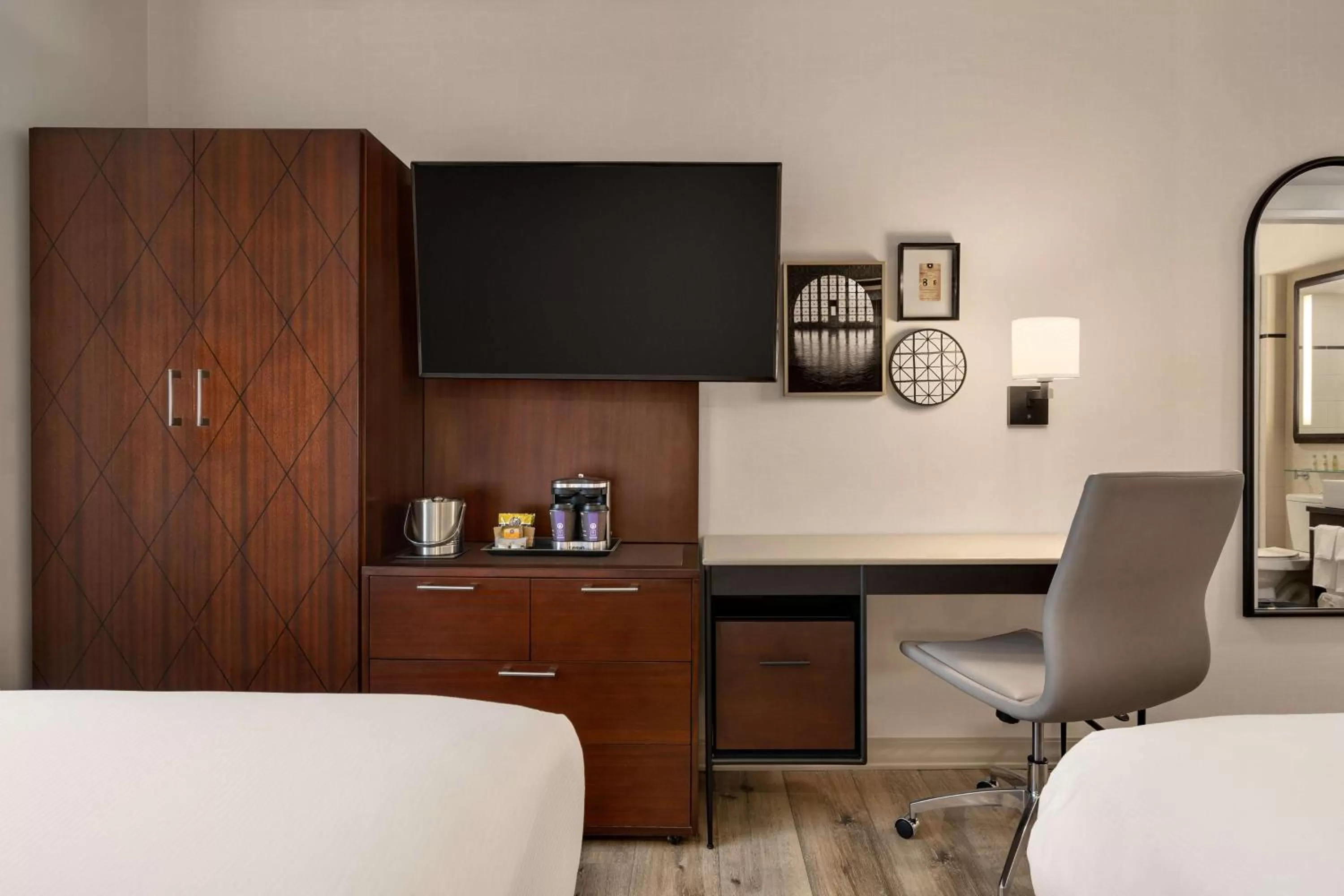 Bedroom, Bed in DoubleTree by Hilton New York Downtown