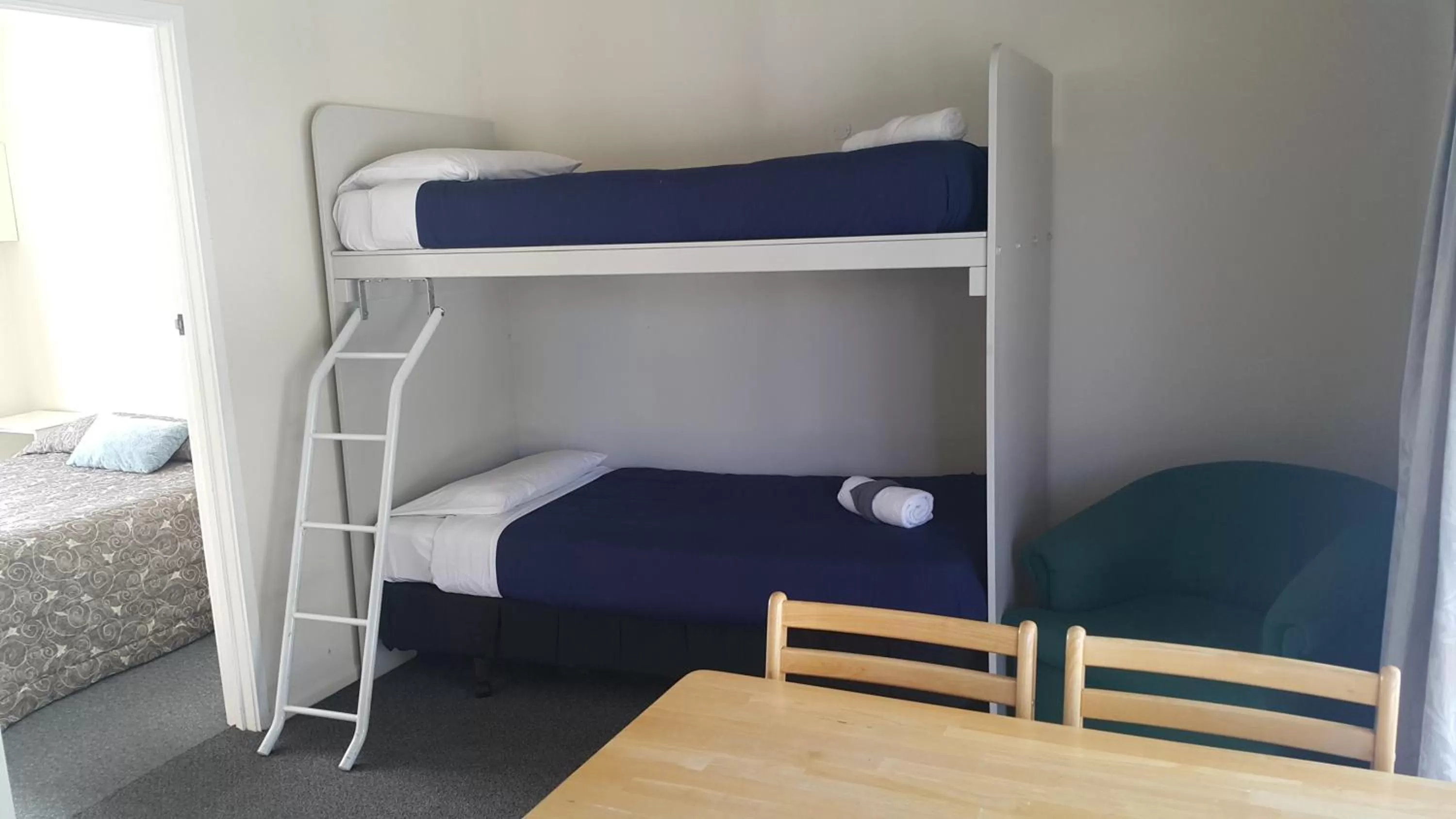 Bedroom, Bed in Camellia Court Family Motel