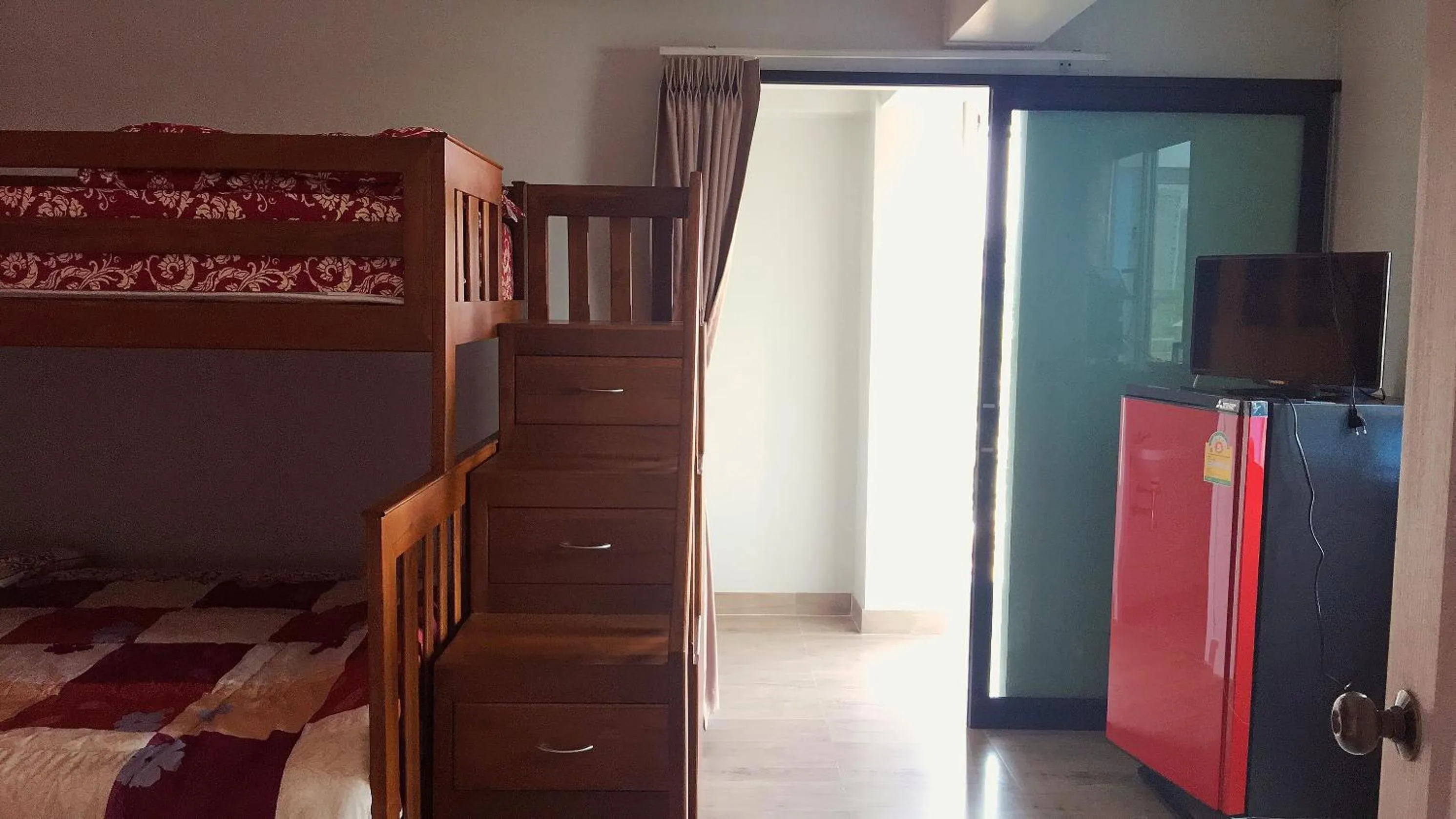 Balcony/Terrace, Bed in Vanlisut Hotel Ngamwongwan