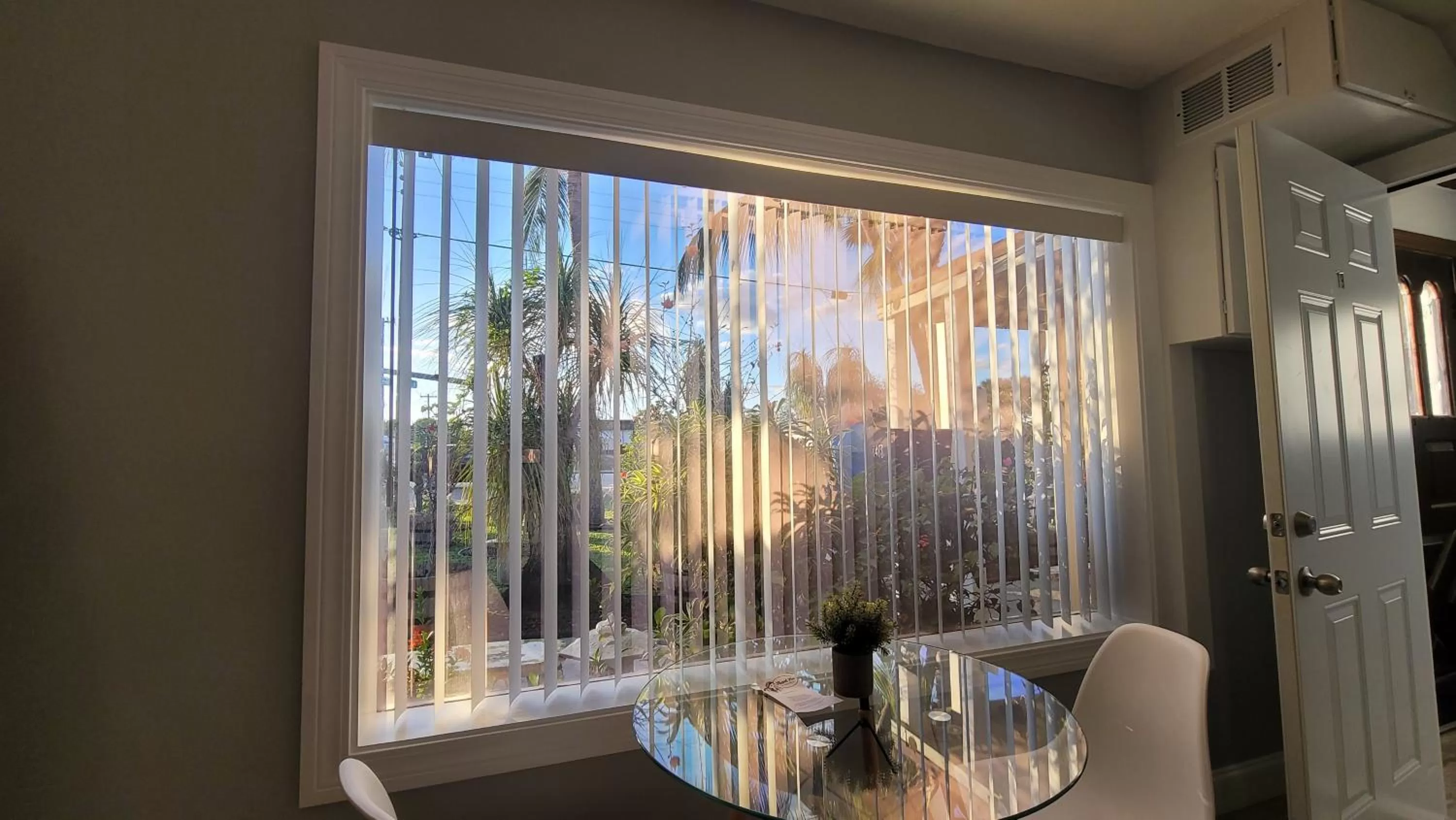 Living room in Barefoot mailman motel