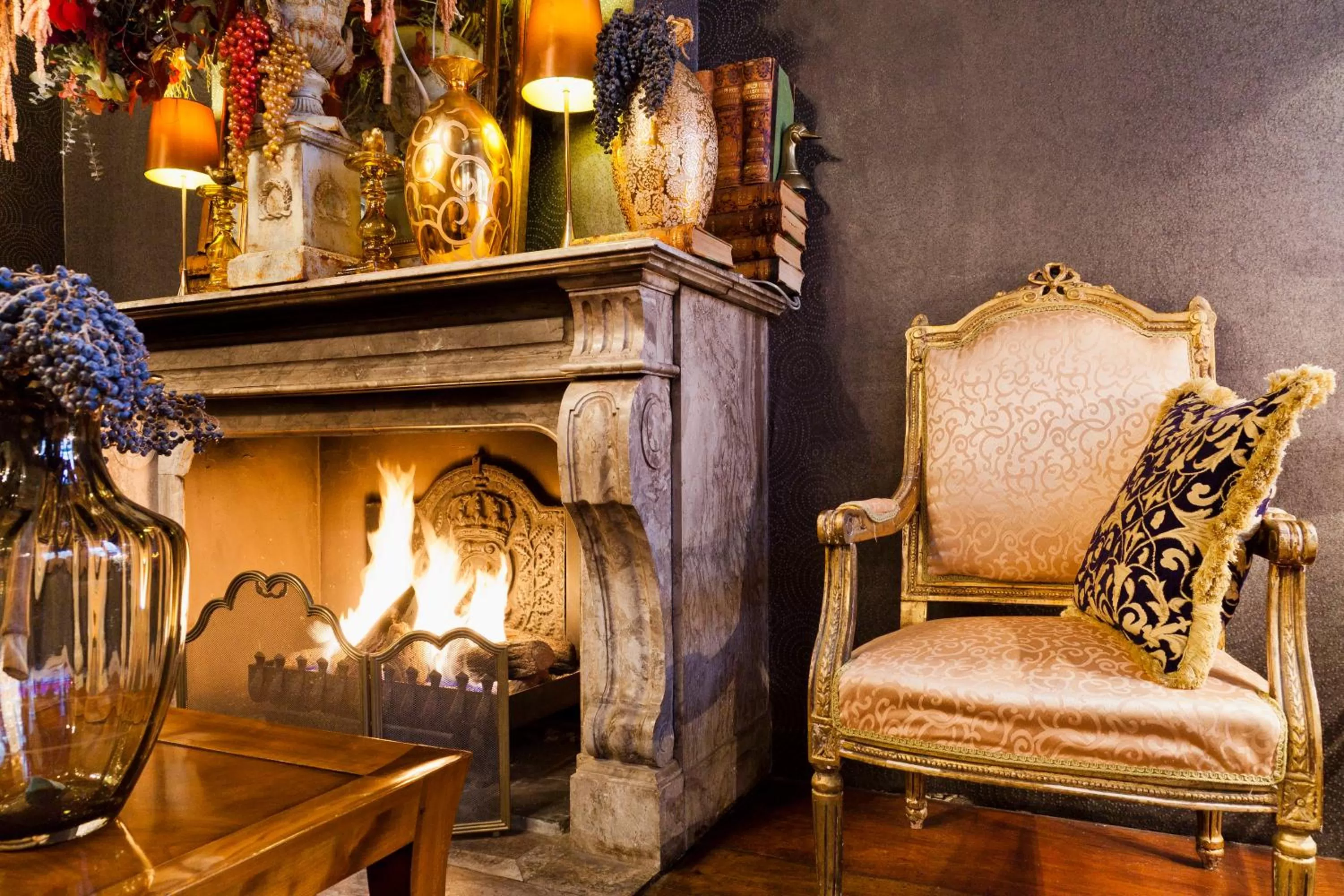 Seating area in Hotel Diamonds and Pearls