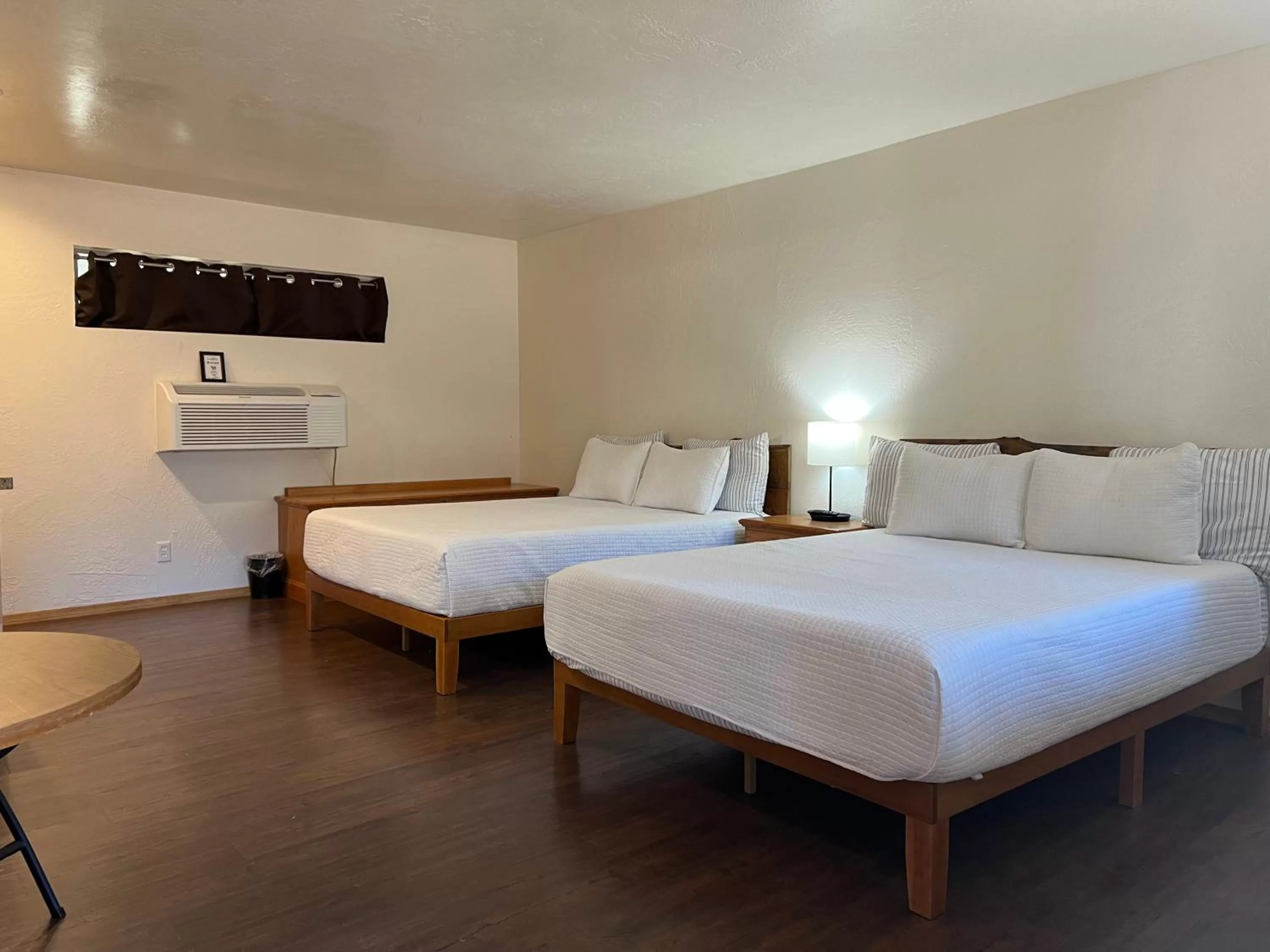 Deluxe Queen Suite in TimberLodge Inn