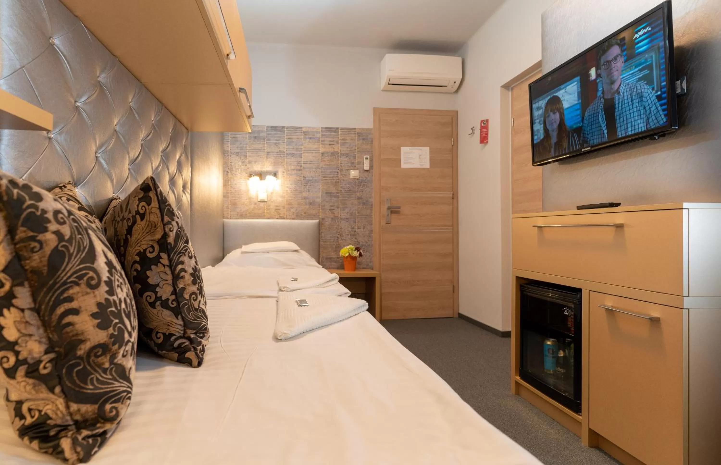 Photo of the whole room, Bed in Teátrum Boutique Hotel