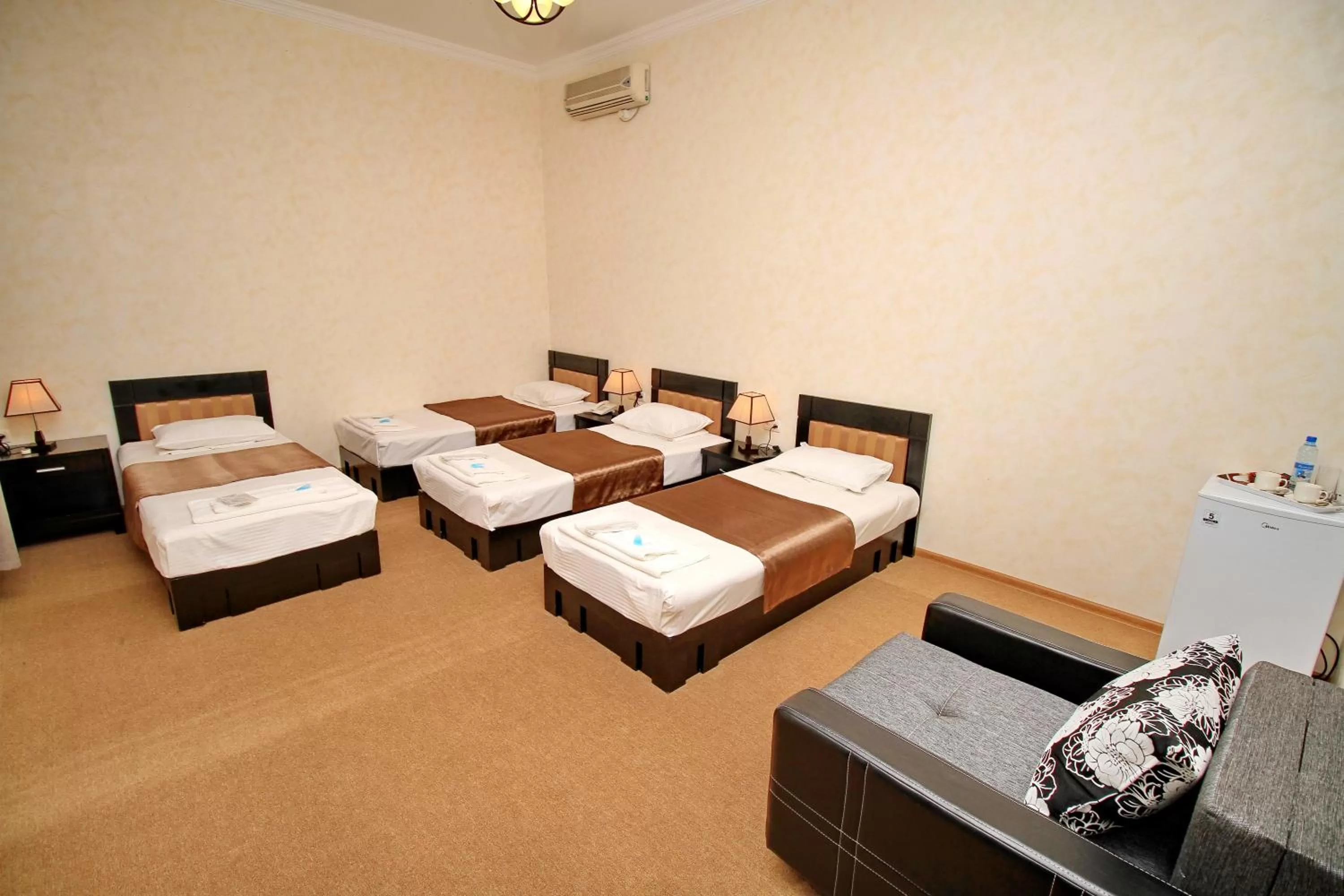 Photo of the whole room, Bed in villa old sololaki