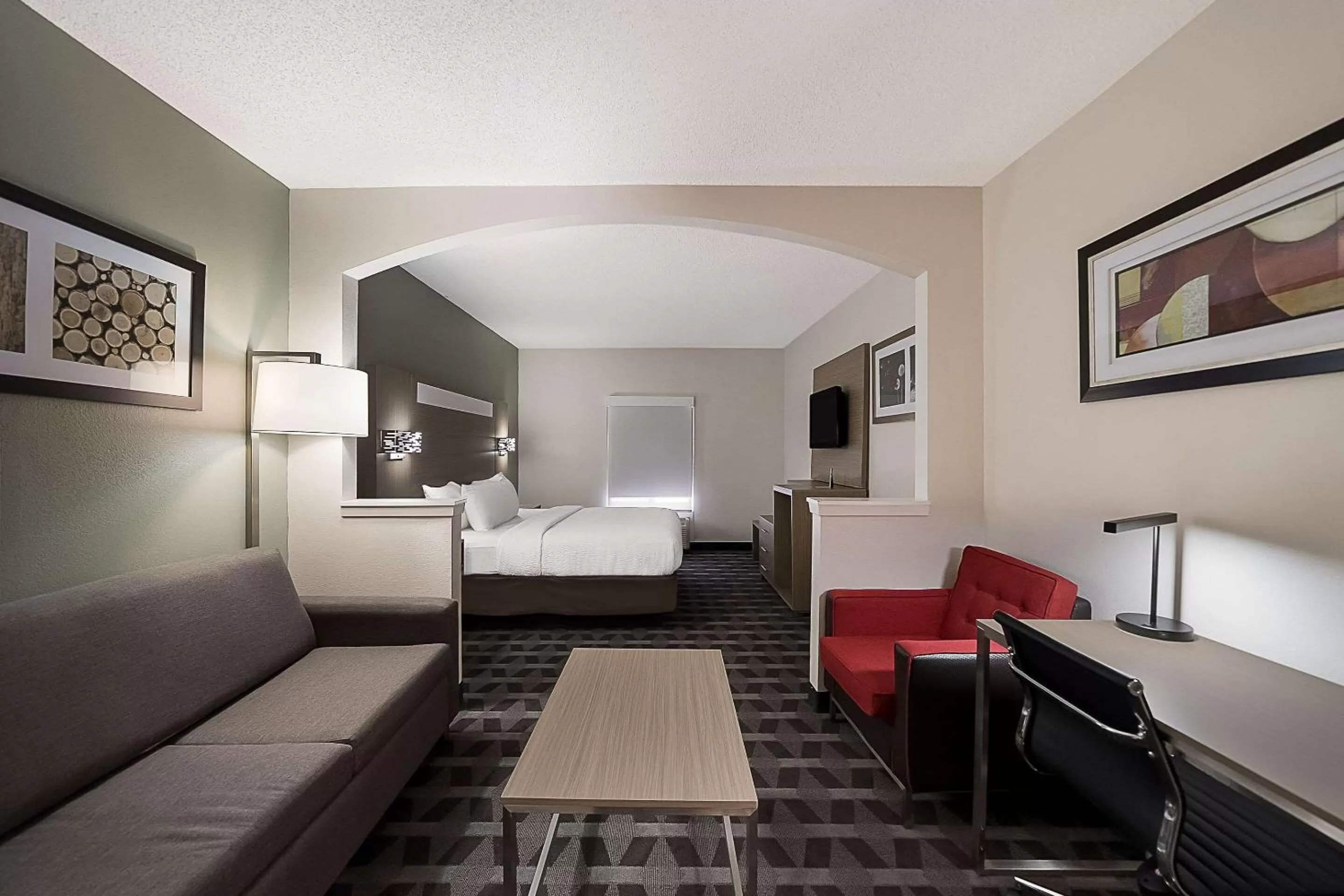 Living room, Bed in Quality Inn & Suites Irving DFW Airport South