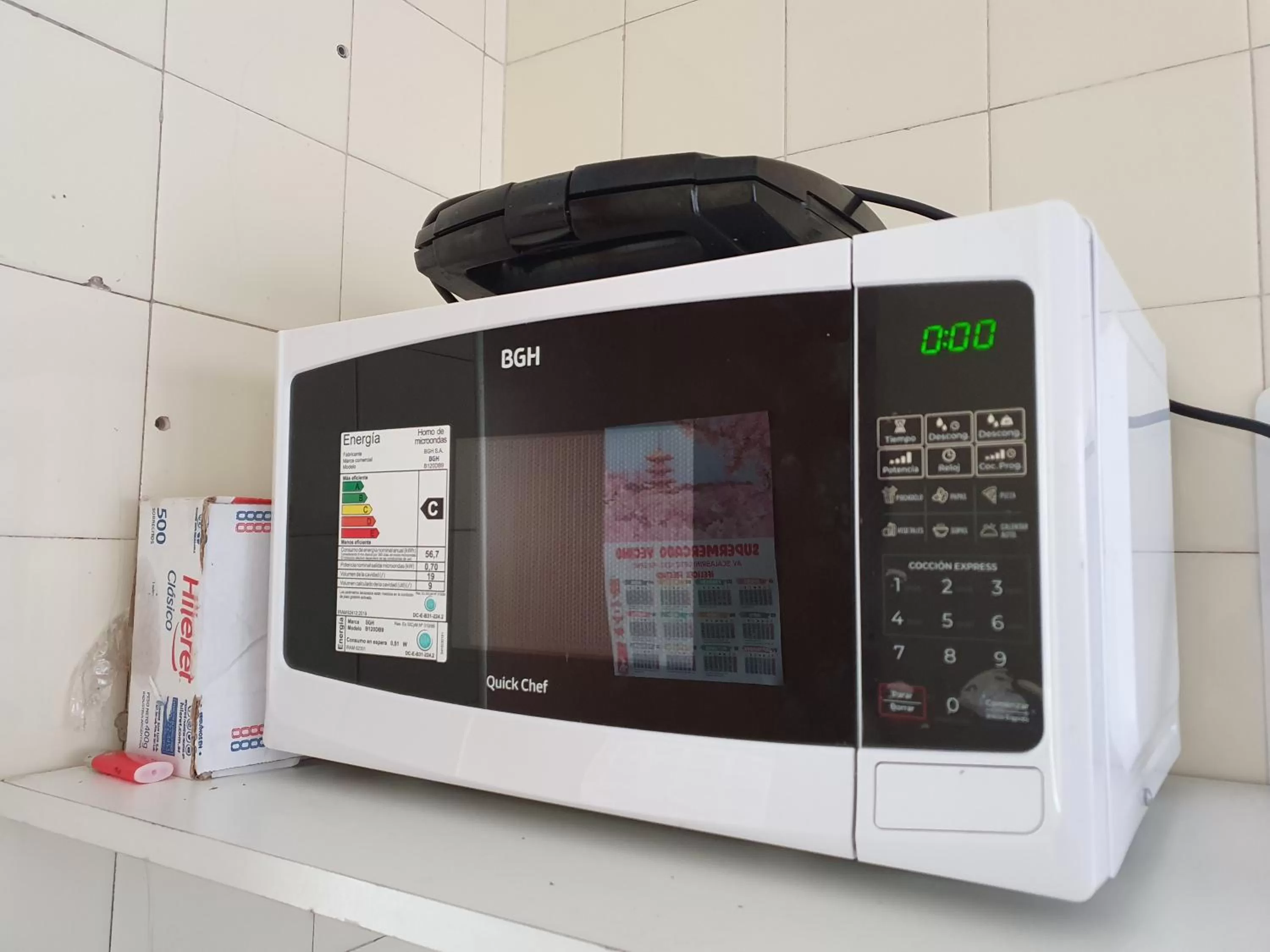 Communal kitchen, TV/Entertainment Center in Habitaciones en Casa con piscina en Palermo Soho!