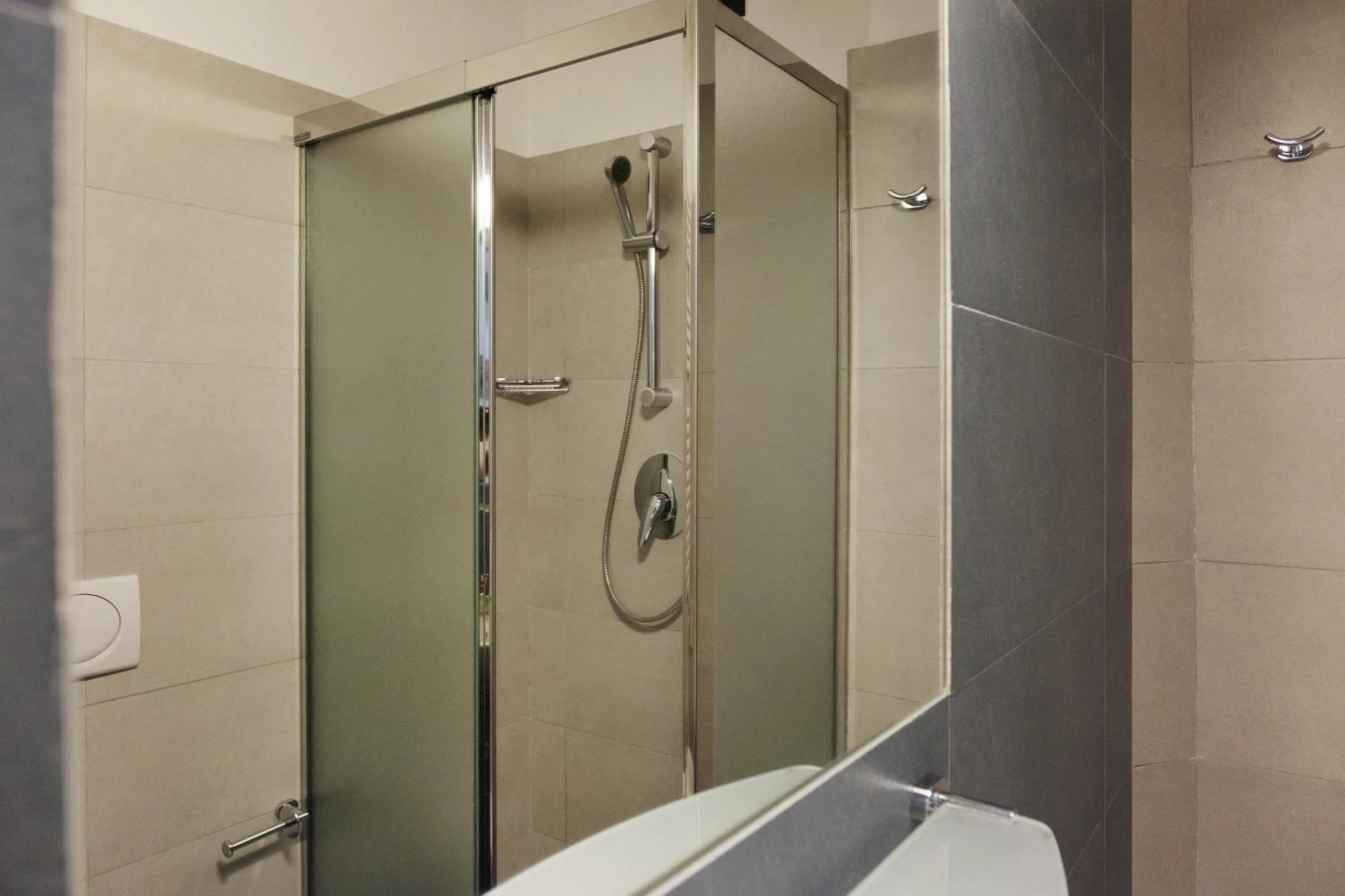 Shower in Hotel St Pierre