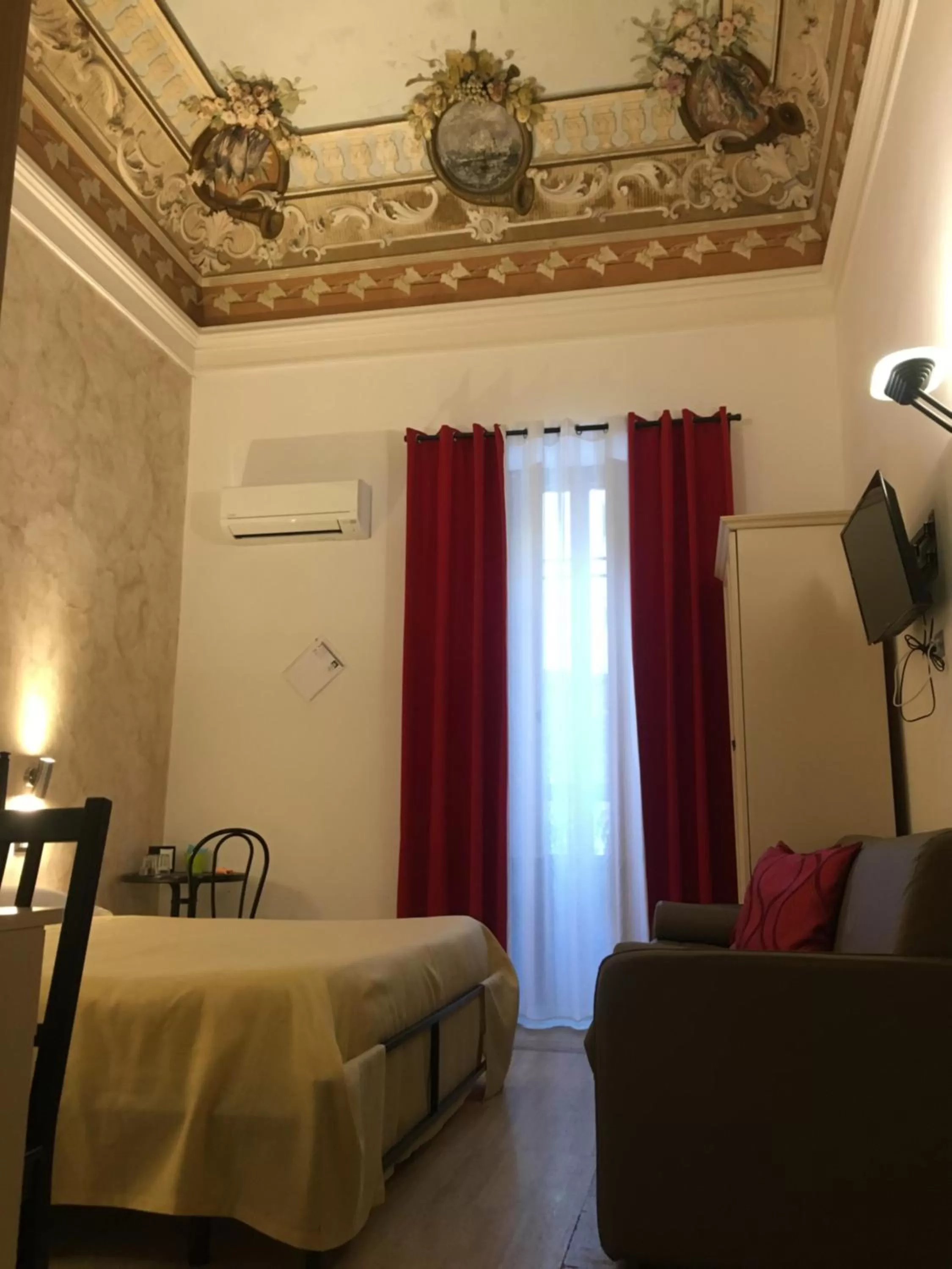 Photo of the whole room, Bed in B&B Liberty 900