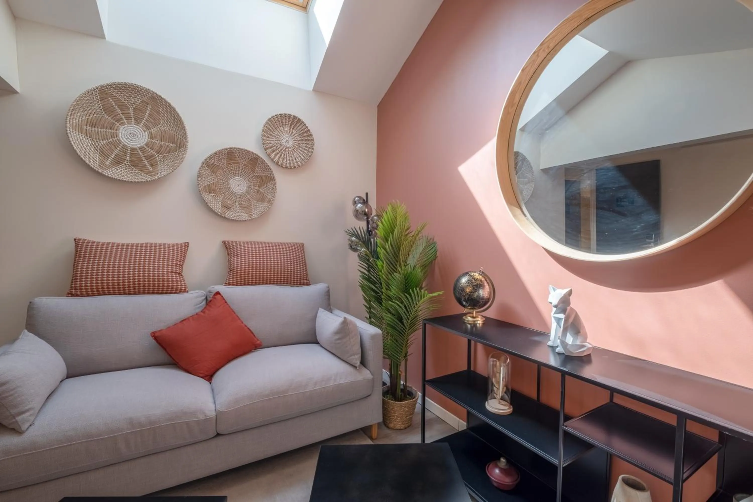 Communal lounge/ TV room in Hôtel Le Seize, Nice Centre