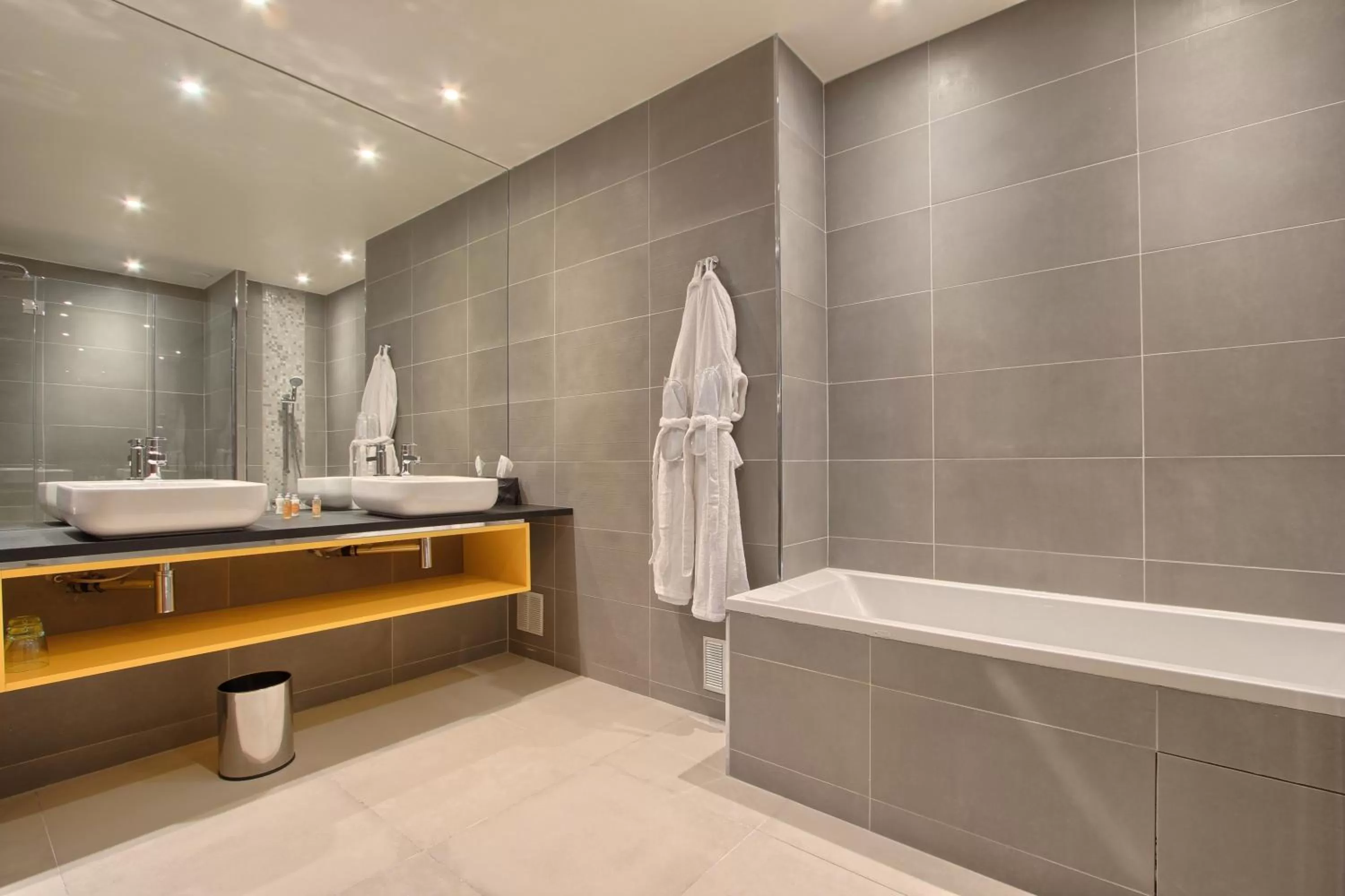 Bathroom in Timhotel Opéra Blanche Fontaine