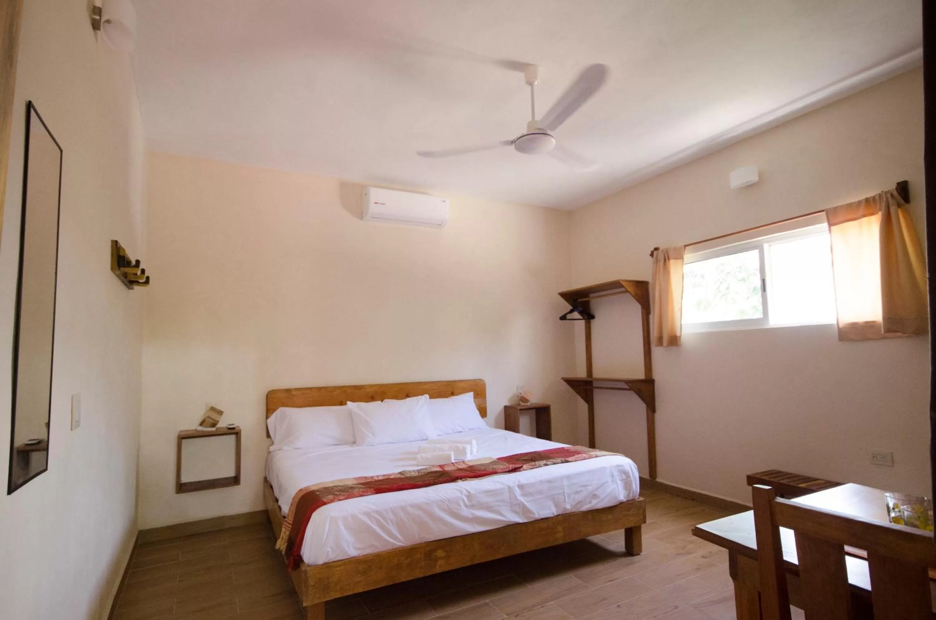 Photo of the whole room, Bed in Casa Almendro