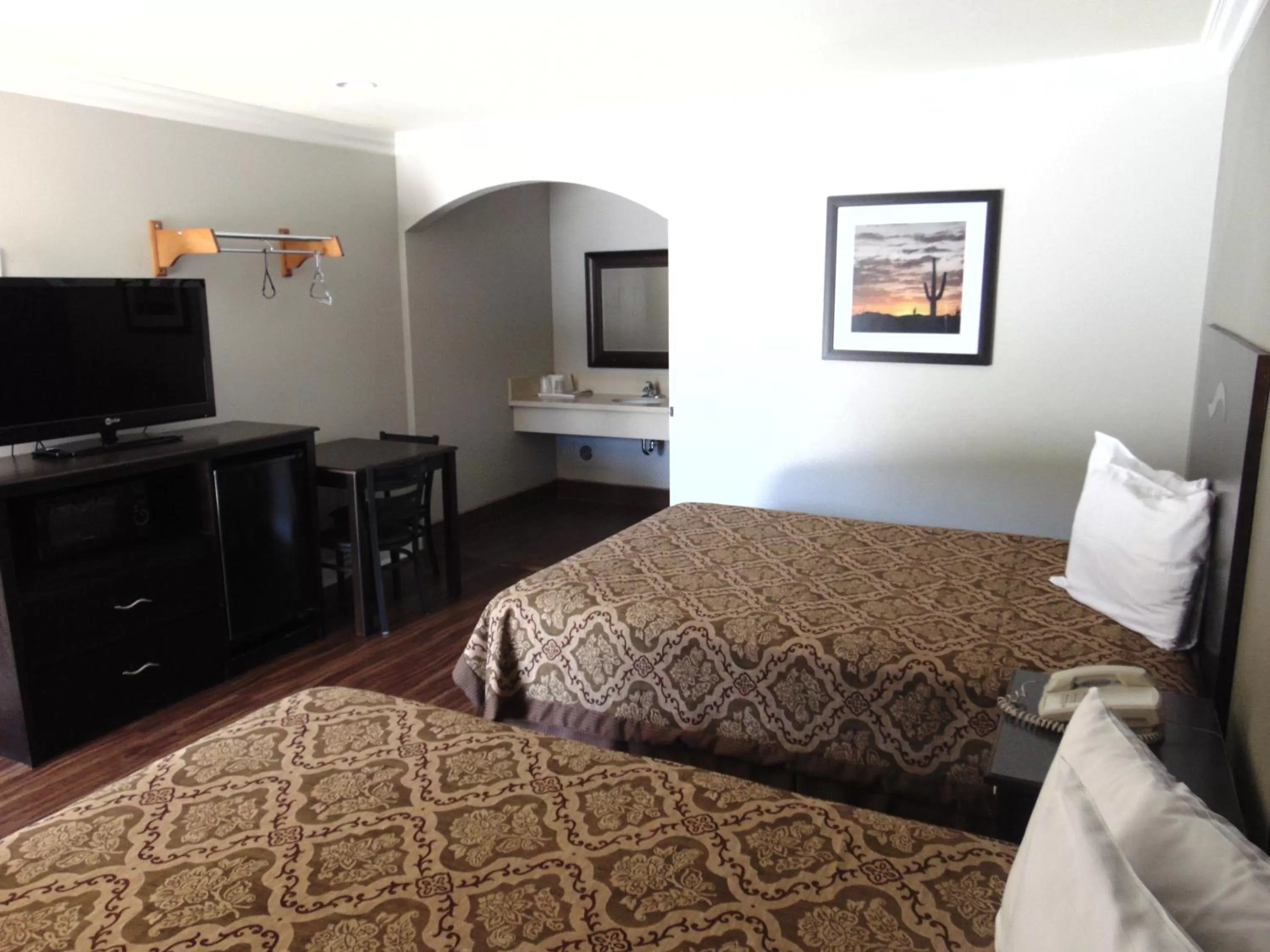 Photo of the whole room, Bed in West Coast Inn Santa Ana