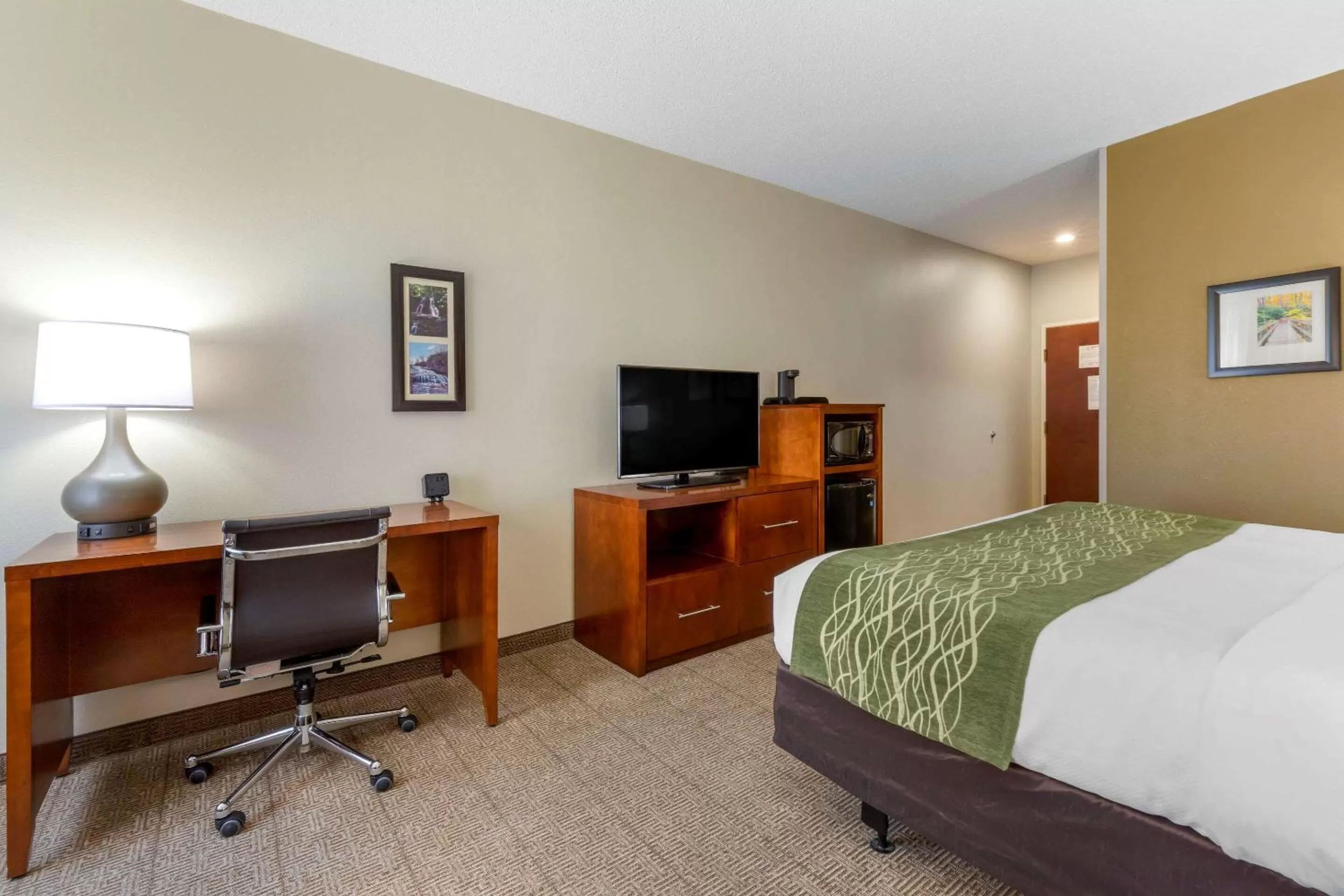 Photo of the whole room, Bed in Comfort Inn & Suites Lenoir Hwy 321 Northern Foothills