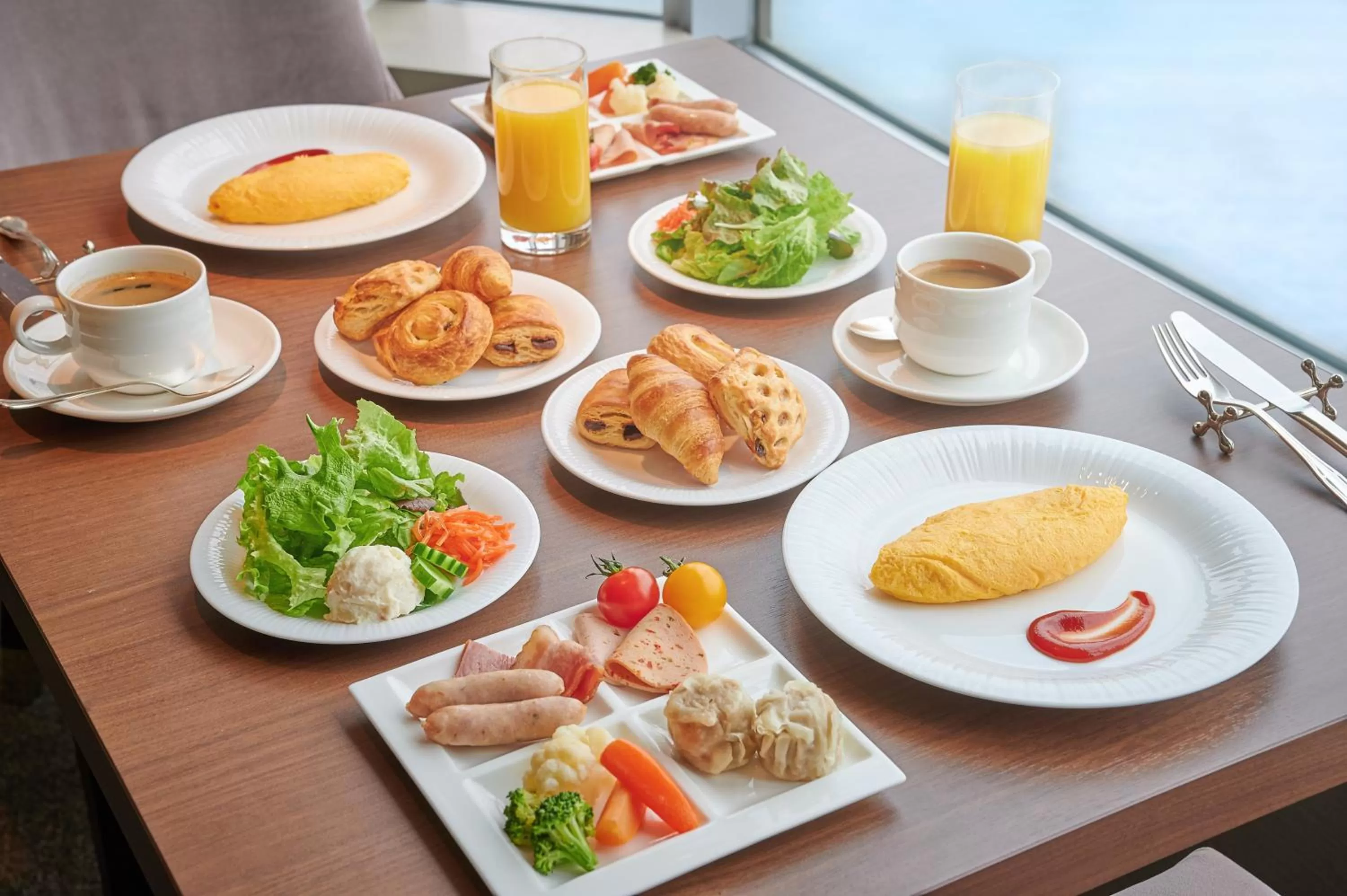 Lounge or bar in InterContinental Tokyo Bay by IHG