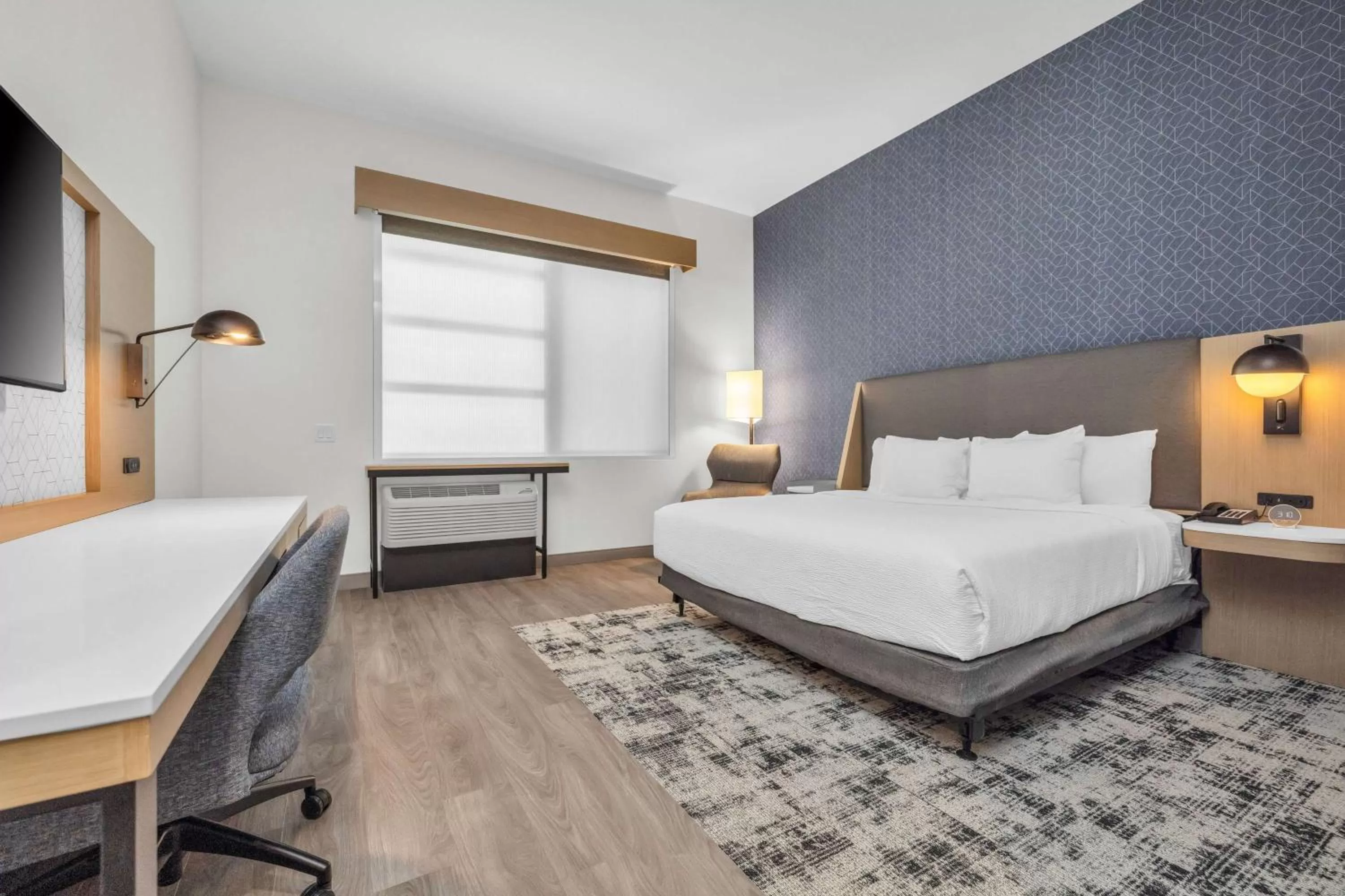 Photo of the whole room, Bed in La Quinta Inn & Suites by Wyndham San Jose Airport-Downtown