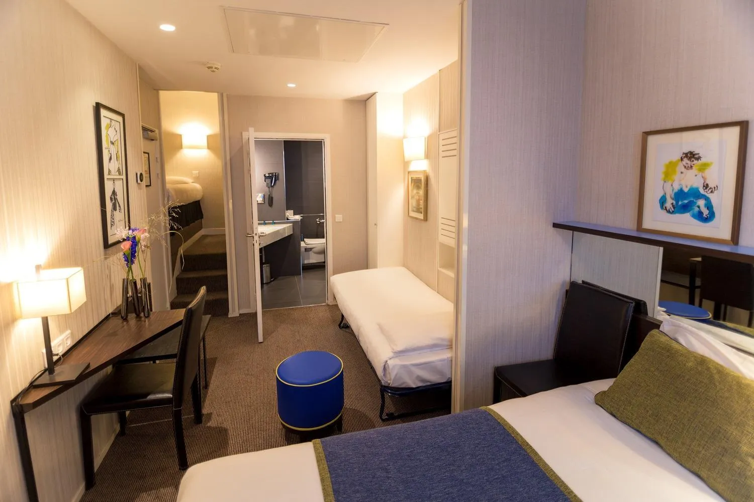 Photo of the whole room, Bed in Hôtel Charing Cross