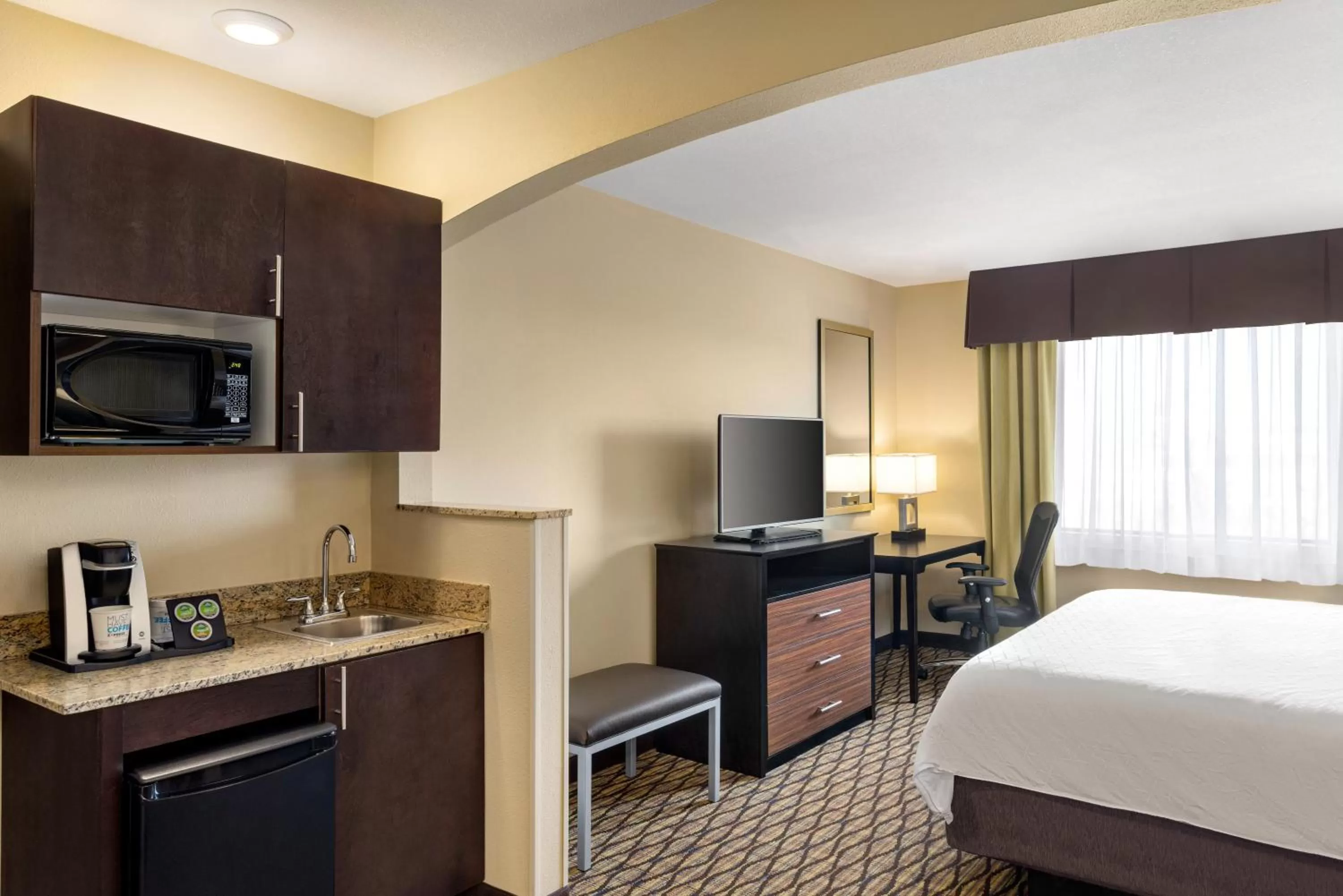 Bedroom, Bed in Holiday Inn Express Hotel & Suites Edmond by IHG
