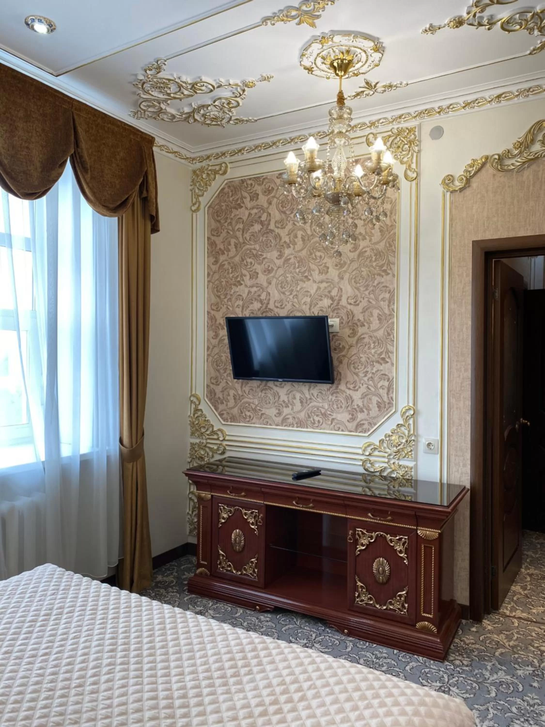 TV and multimedia, TV/Entertainment Center in Lion Hotel