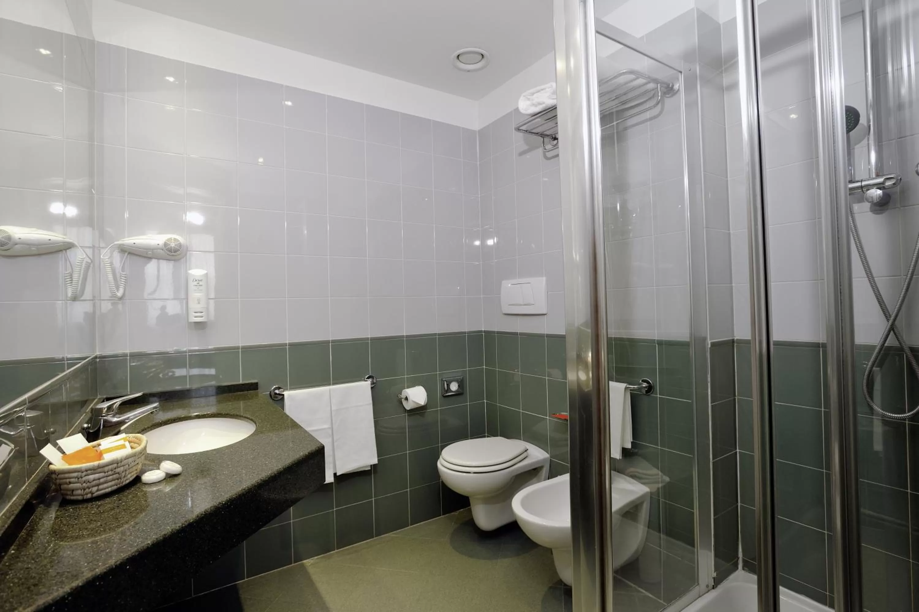 Bathroom in La Meridiana Bleisure Hotel